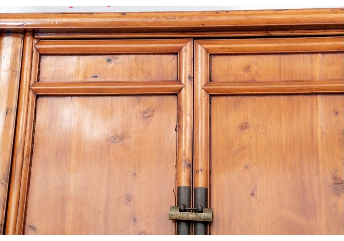 Massiver chinesischer spitz zulaufender Sesselschrank (Asiatisch) im Angebot