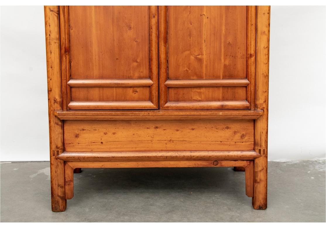 Massiver chinesischer spitz zulaufender Sesselschrank im Zustand „Relativ gut“ im Angebot in Bridgeport, CT