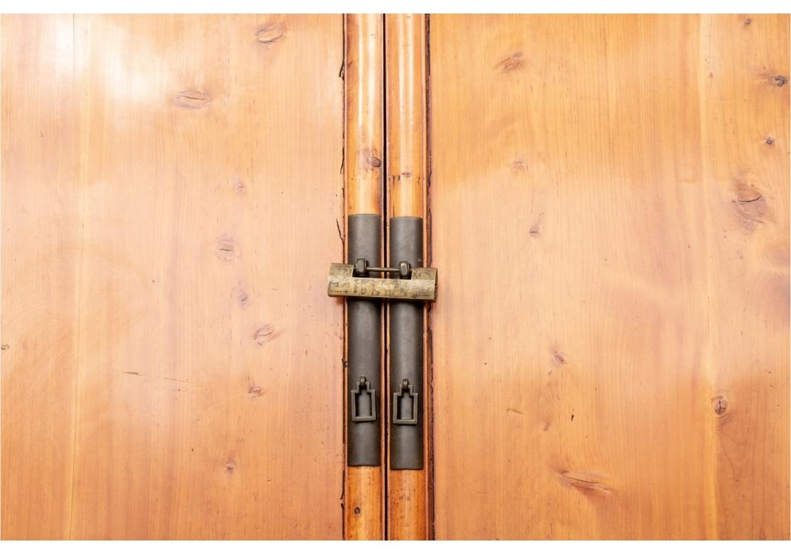 Massiver chinesischer spitz zulaufender Sesselschrank (20. Jahrhundert) im Angebot