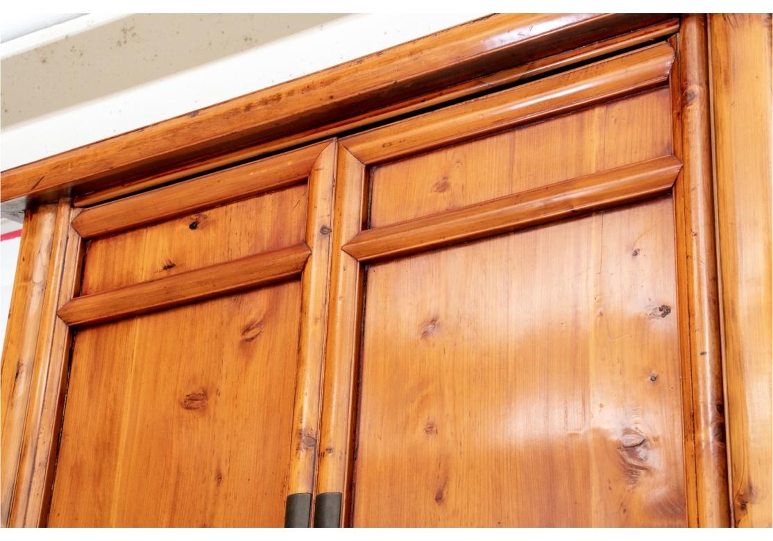Massiver chinesischer spitz zulaufender Sesselschrank im Angebot 1