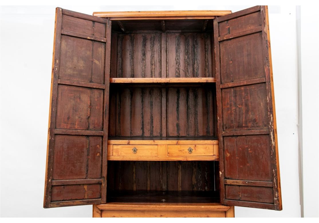 Massiver chinesischer spitz zulaufender Sesselschrank im Angebot 2