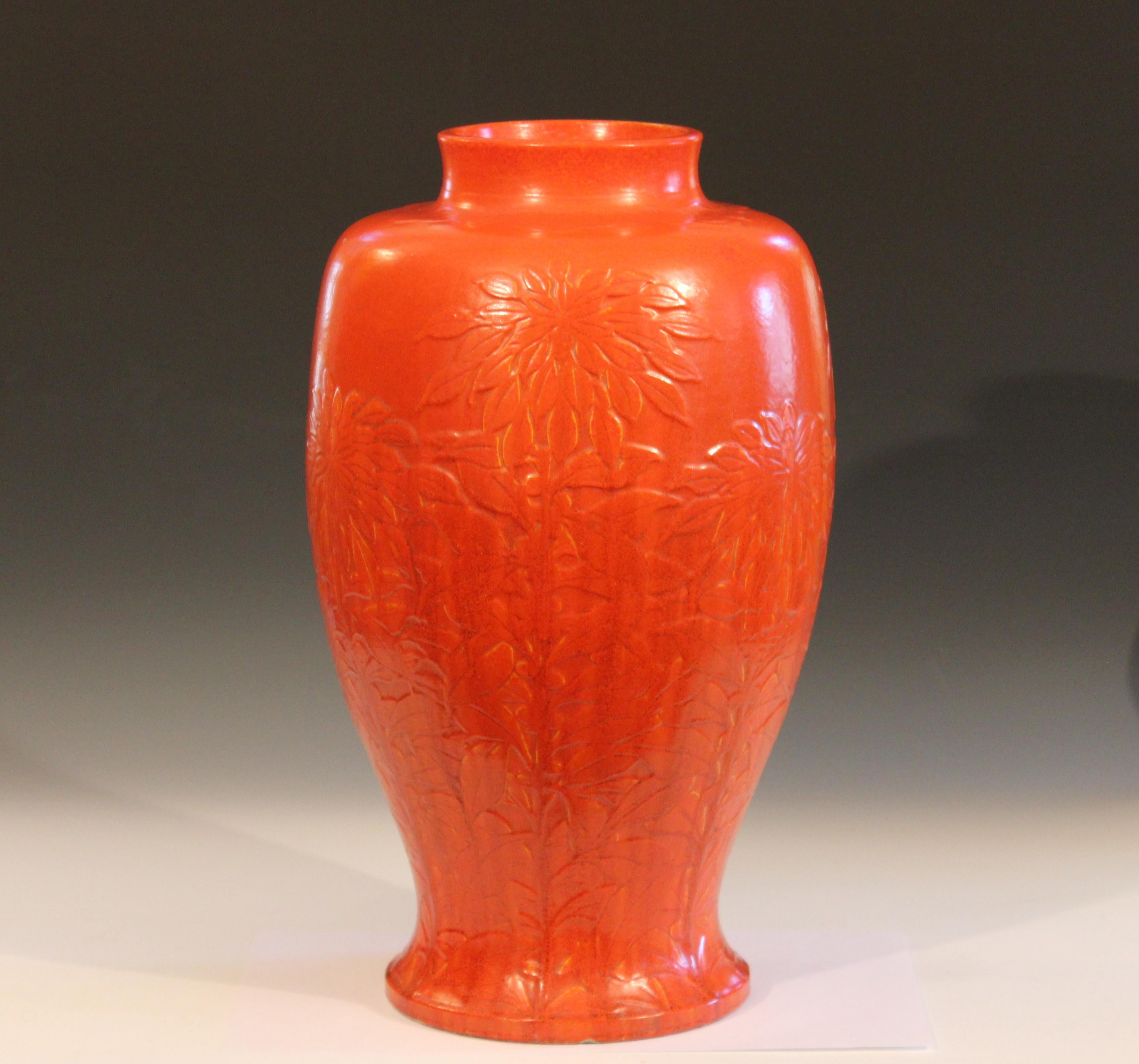 Large Awaji vase with sprigged decoration of blooming chrysanthemums and striking chromium orange glaze, circa 1930s. 21