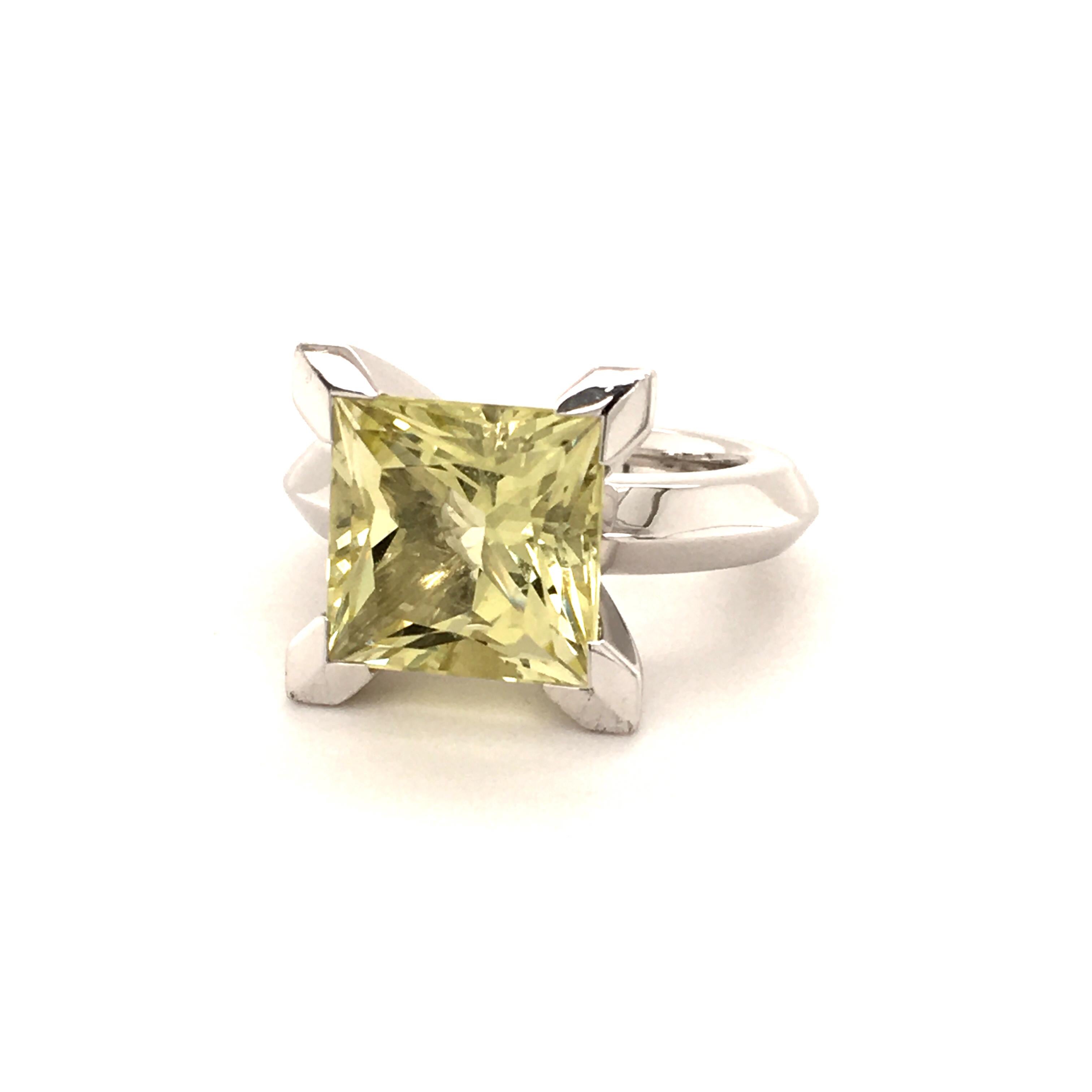 This bulky ring in 18 Kt white gold manufactured by Swiss Jeweller Gubelin convinces with its bold and extreme design. The light colored 7.80 princess cut lemon quartz is securely set in four arrow shaped prongs. The ring weighs an astonishing 22.01