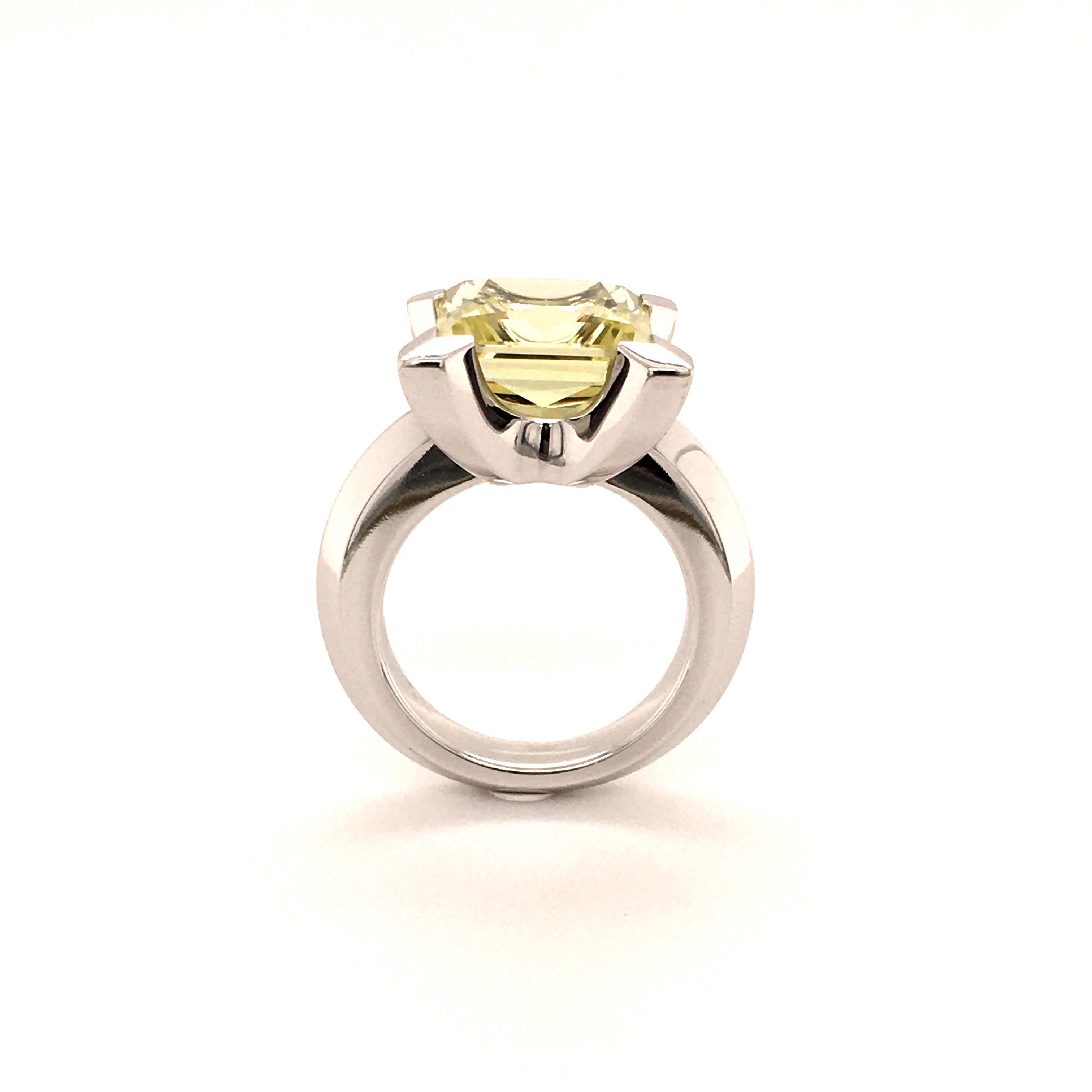 Massive Citrine Quartz Ring in White Gold 750 by Gubelin In Excellent Condition In Lucerne, CH