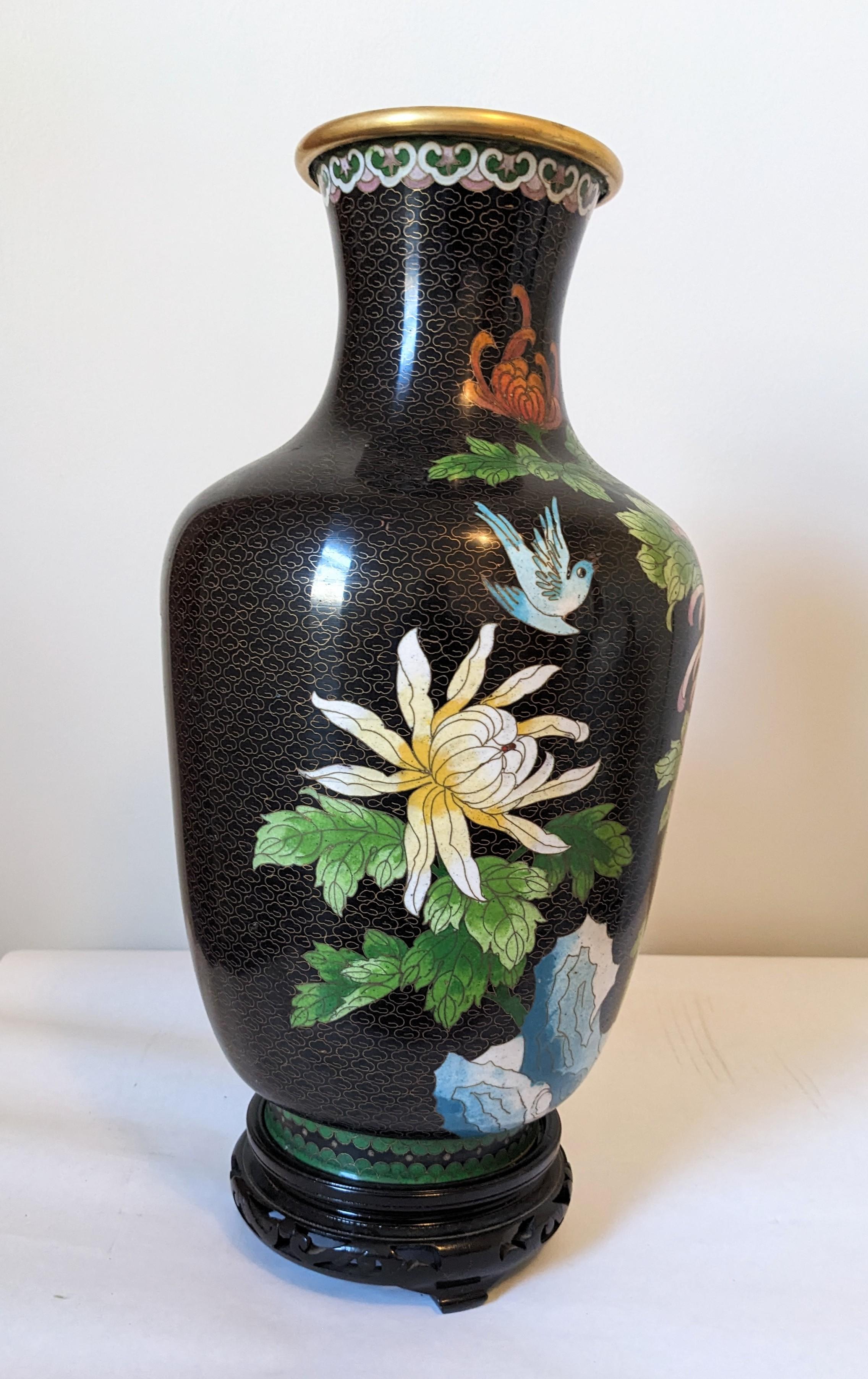 Massive Cloissone-Vase aus pastellfarbenen Crysanthemen (Chinesisch) im Angebot