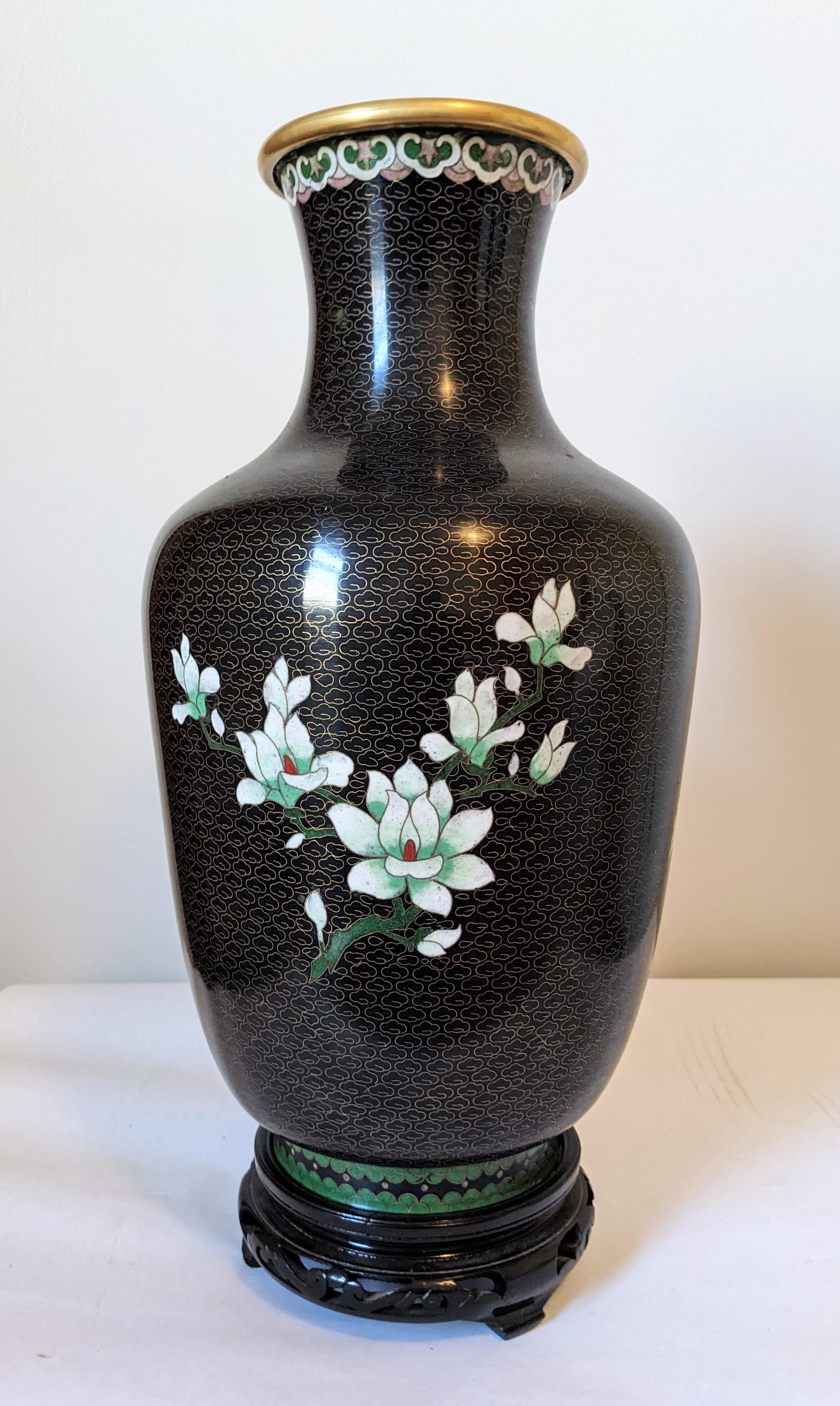Massive Cloissone-Vase aus pastellfarbenen Crysanthemen (Cloisonné) im Angebot