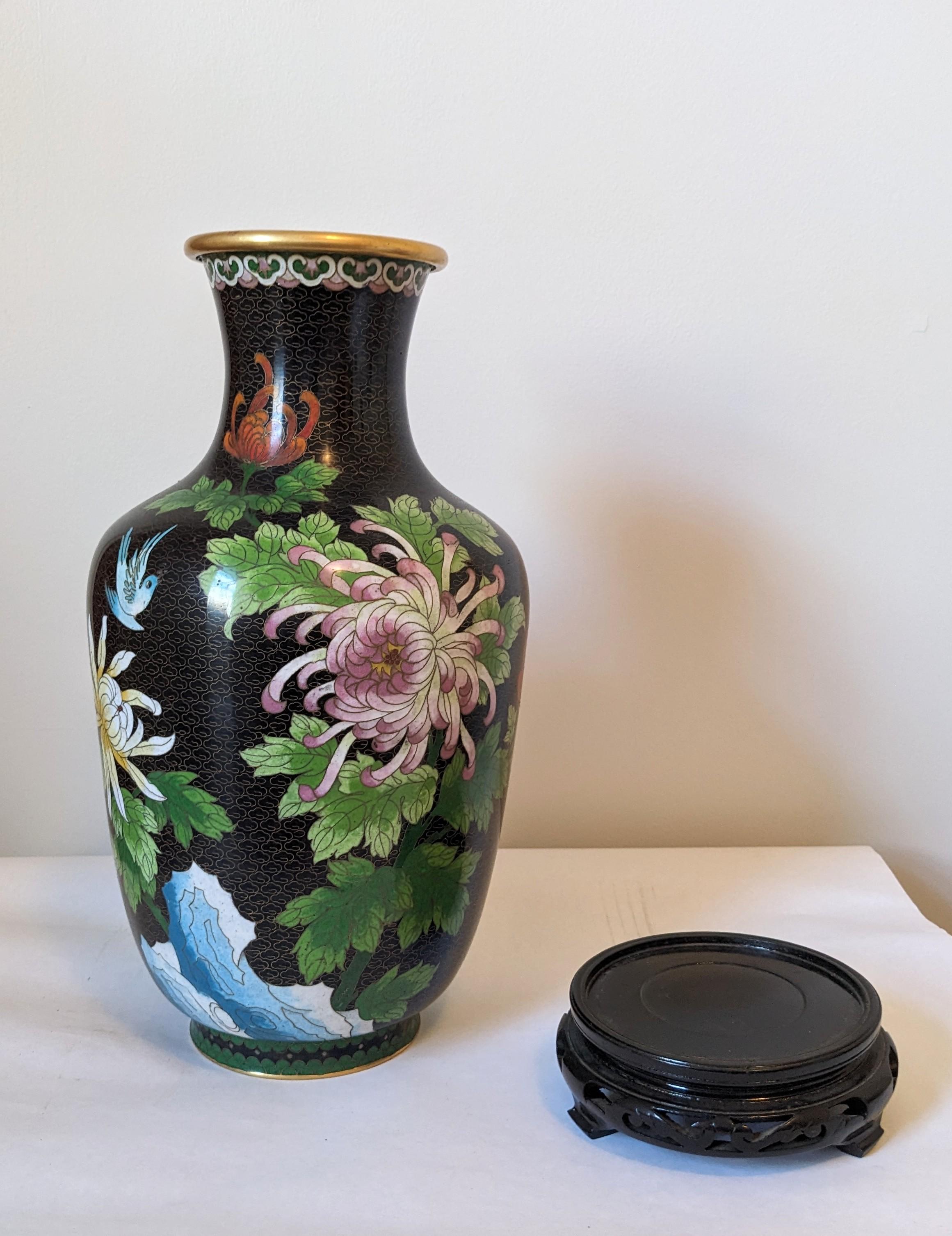 Massive Cloissone-Vase aus pastellfarbenen Crysanthemen im Zustand „Hervorragend“ im Angebot in Riverdale, NY