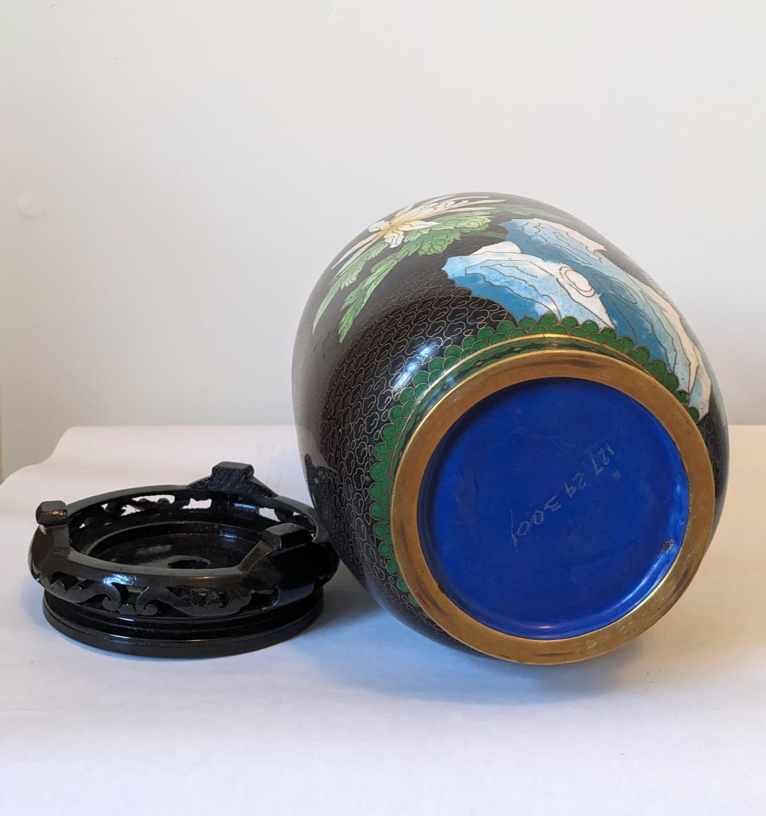 Massive Cloissone-Vase aus pastellfarbenen Crysanthemen (Mitte des 20. Jahrhunderts) im Angebot