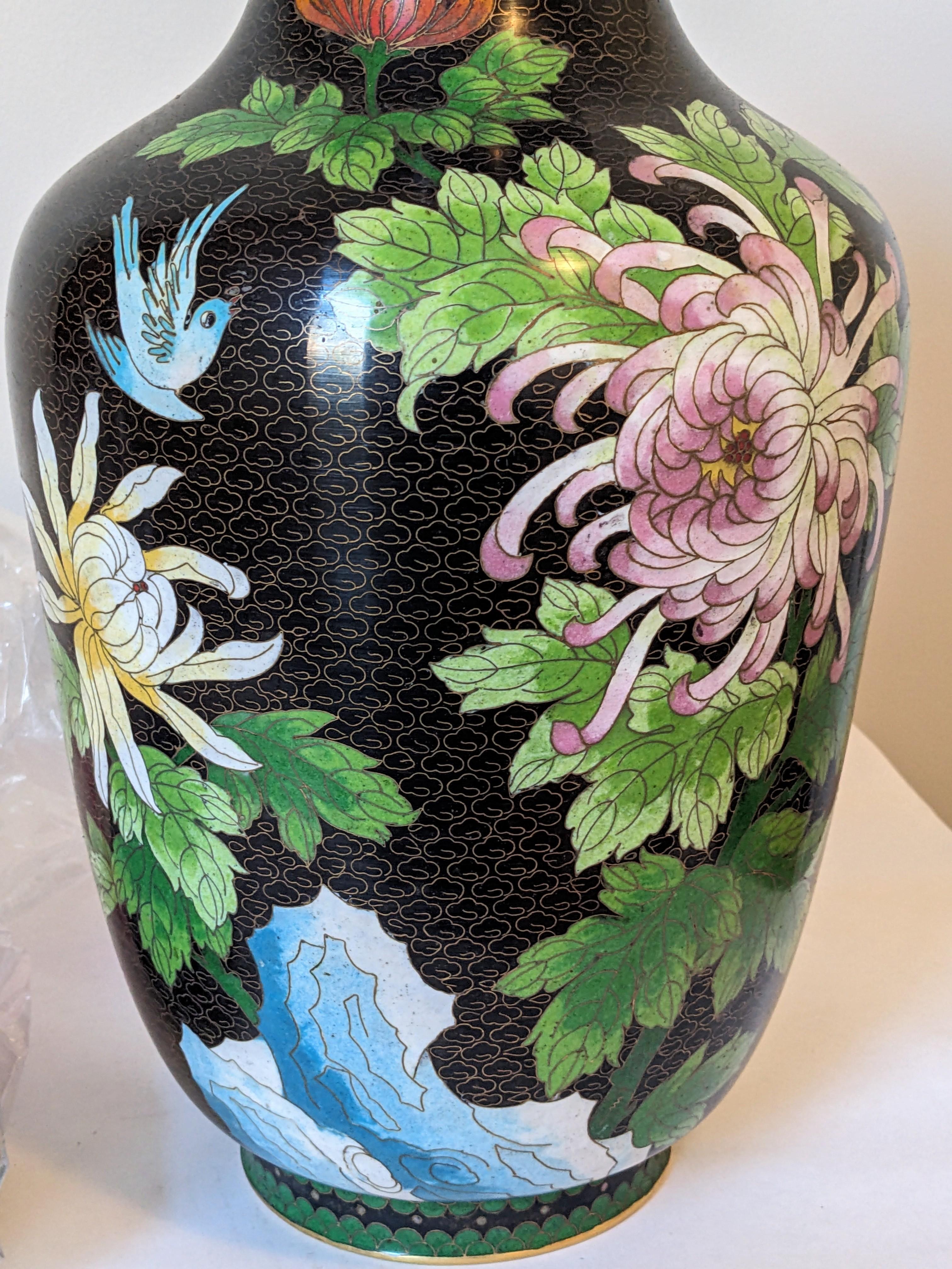 Massive Cloissone-Vase aus pastellfarbenen Crysanthemen (Kupfer) im Angebot
