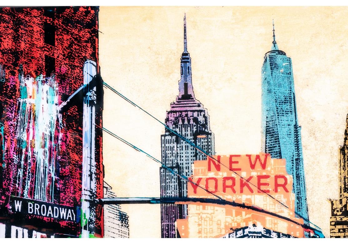 Nicht signiert. Ein komponiertes Straßenbild mit dem Times Square und zusätzlichen Veranstaltungsorten wie der Radio City Music Hall und ikonischen Wolkenkratzern wie dem Empire State Building, dem Chrysler Building und dem neuen World Trade Center.