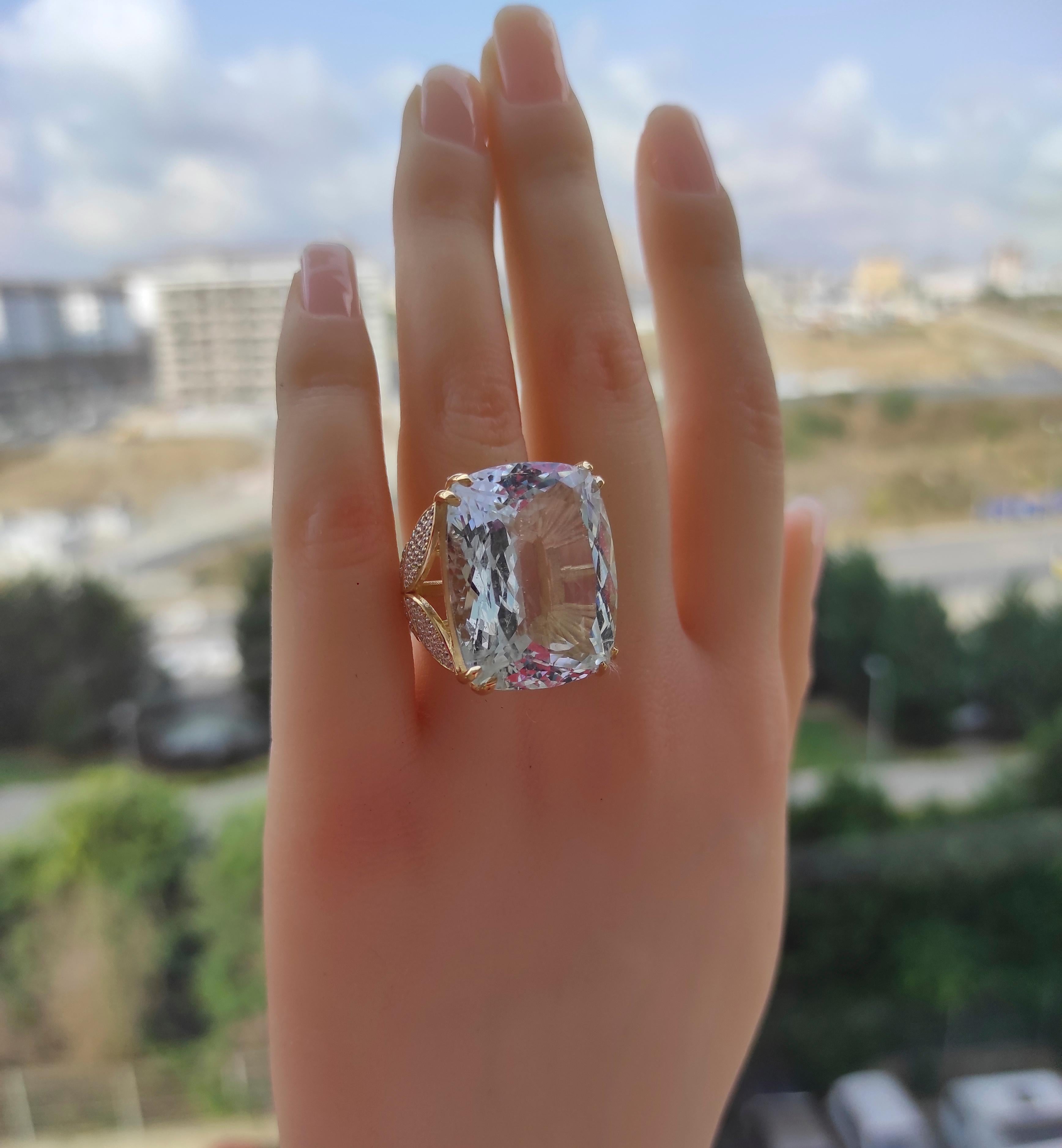Massiver Ring aus 18-karätigem Gold mit Aquarimarin und Diamanten. Schmuckring mit Aquamarin. Ring mit Aquamarin im Kissenschliff. 42 ct Aquamarin Ring. Cocktail-Aquamarin-Ring.

Gewicht: 16.5 g
Größe: 7 us - vergrößerbar

Edelsteine
Aquamarin: