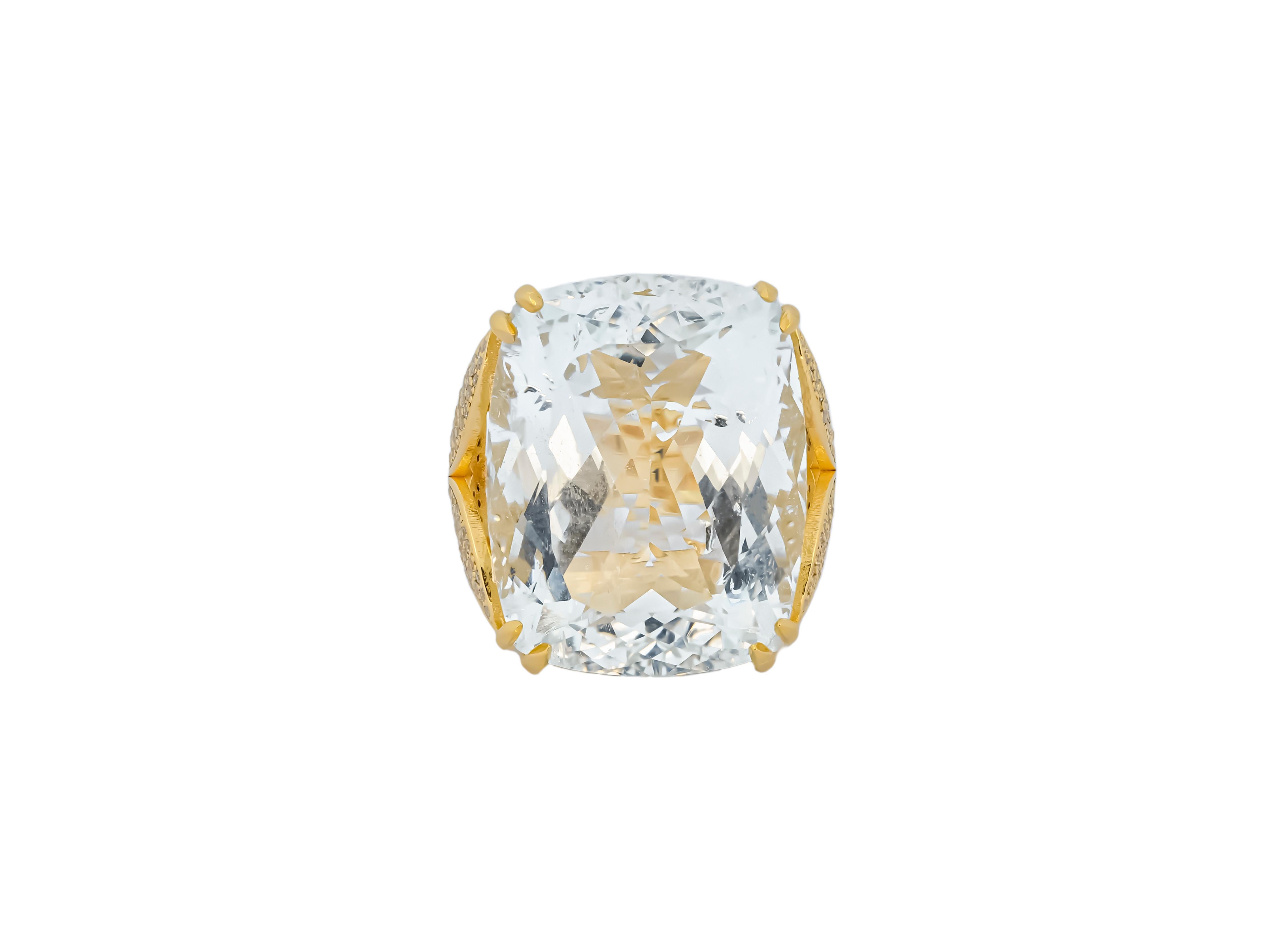 Massiver Aquarimarine im Kissenschliff, Diamantring aus 18 Karat Gold mit Diamanten (Moderne) im Angebot