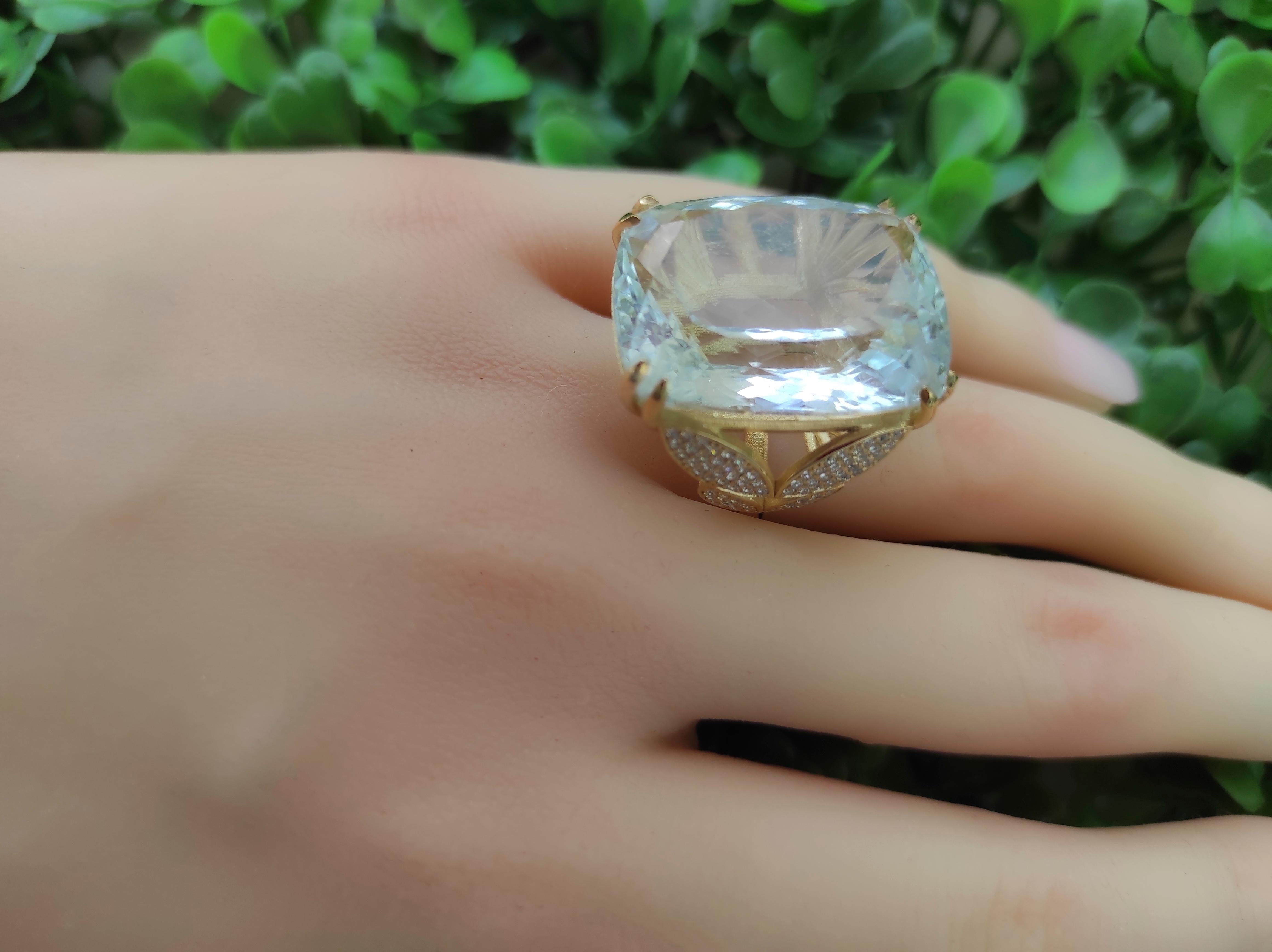 Massiver Aquarimarine im Kissenschliff, Diamantring aus 18 Karat Gold mit Diamanten (Tropfenschliff) im Angebot