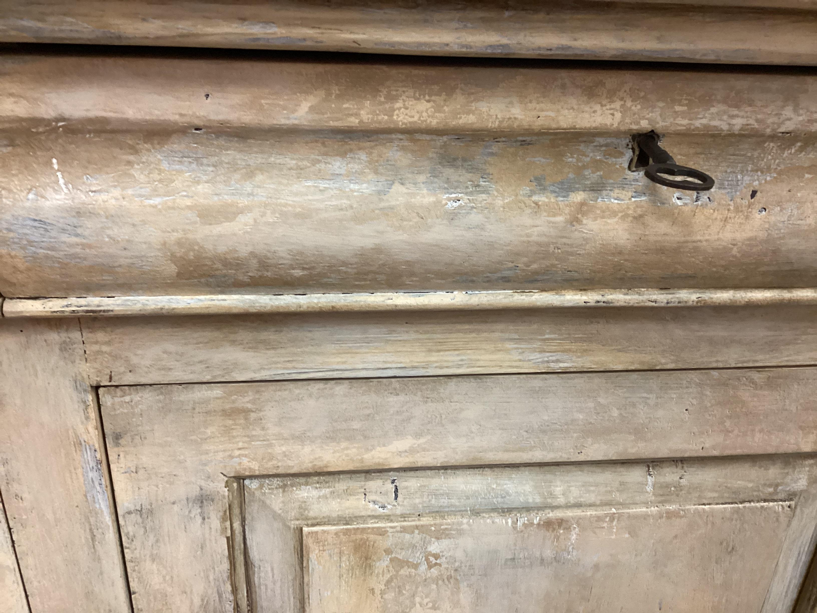 Massive armoire peinte sur mesure de style provincial français en vente 2