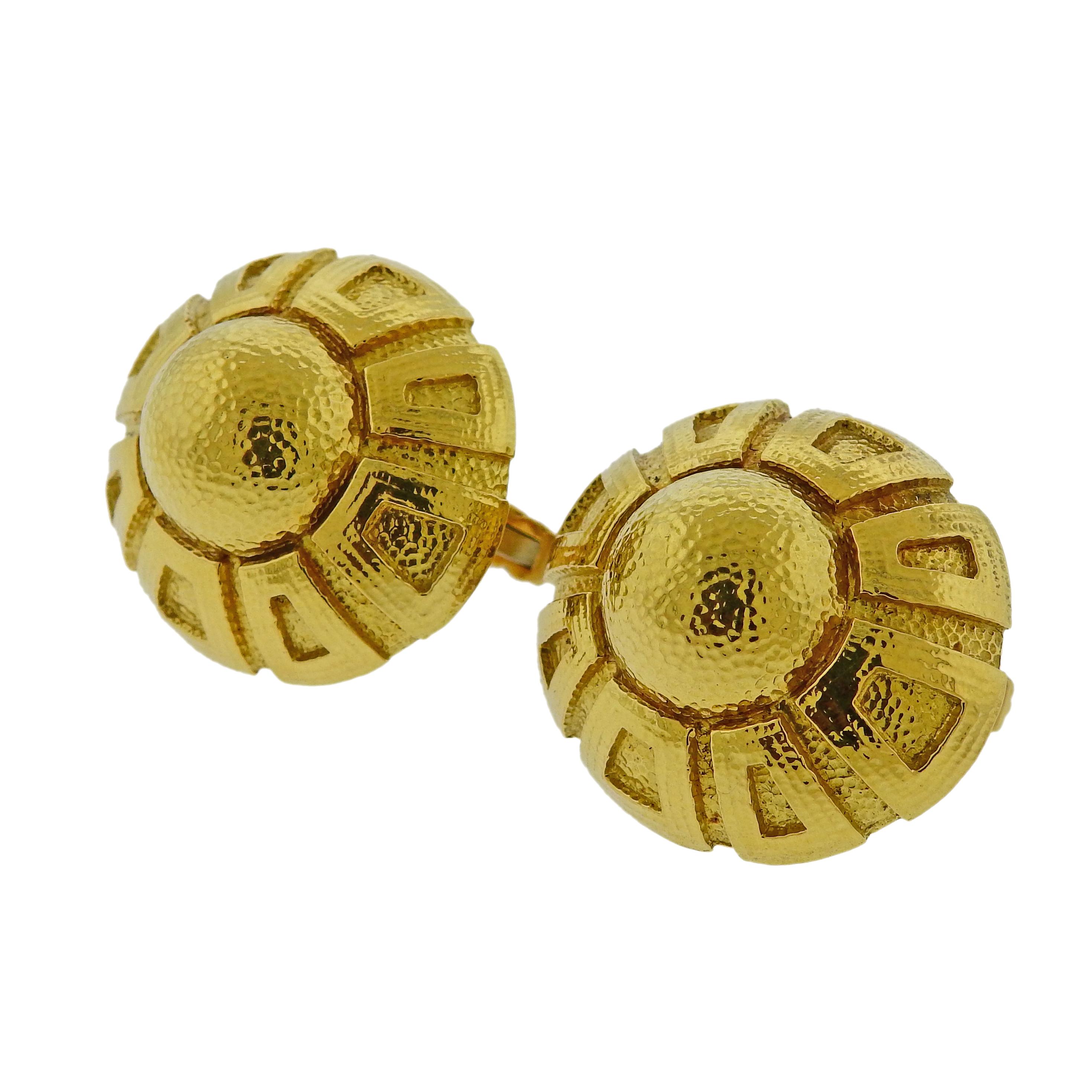 Paire de boutons de manchette en or jaune 18 carats, martelés à la main par David Webb, chacun mesurant 29 mm x 32 mm. Marqué Wbeb et 18k. Poids : 37,4 grammes. 

SKU#C-00432