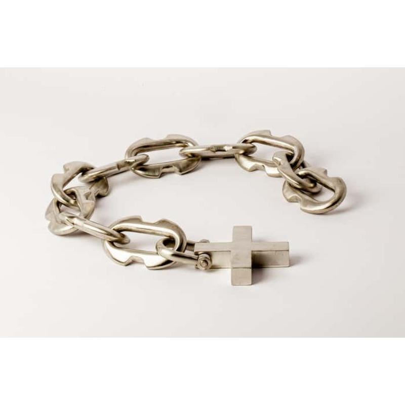 Chain necklace in bronze.
Chain link size (L × H): 70 mm × 43 mm
Chain length: 550 mm
Plus height: 72 mm
U-bolt (H × W): 42 mm × 33 mm