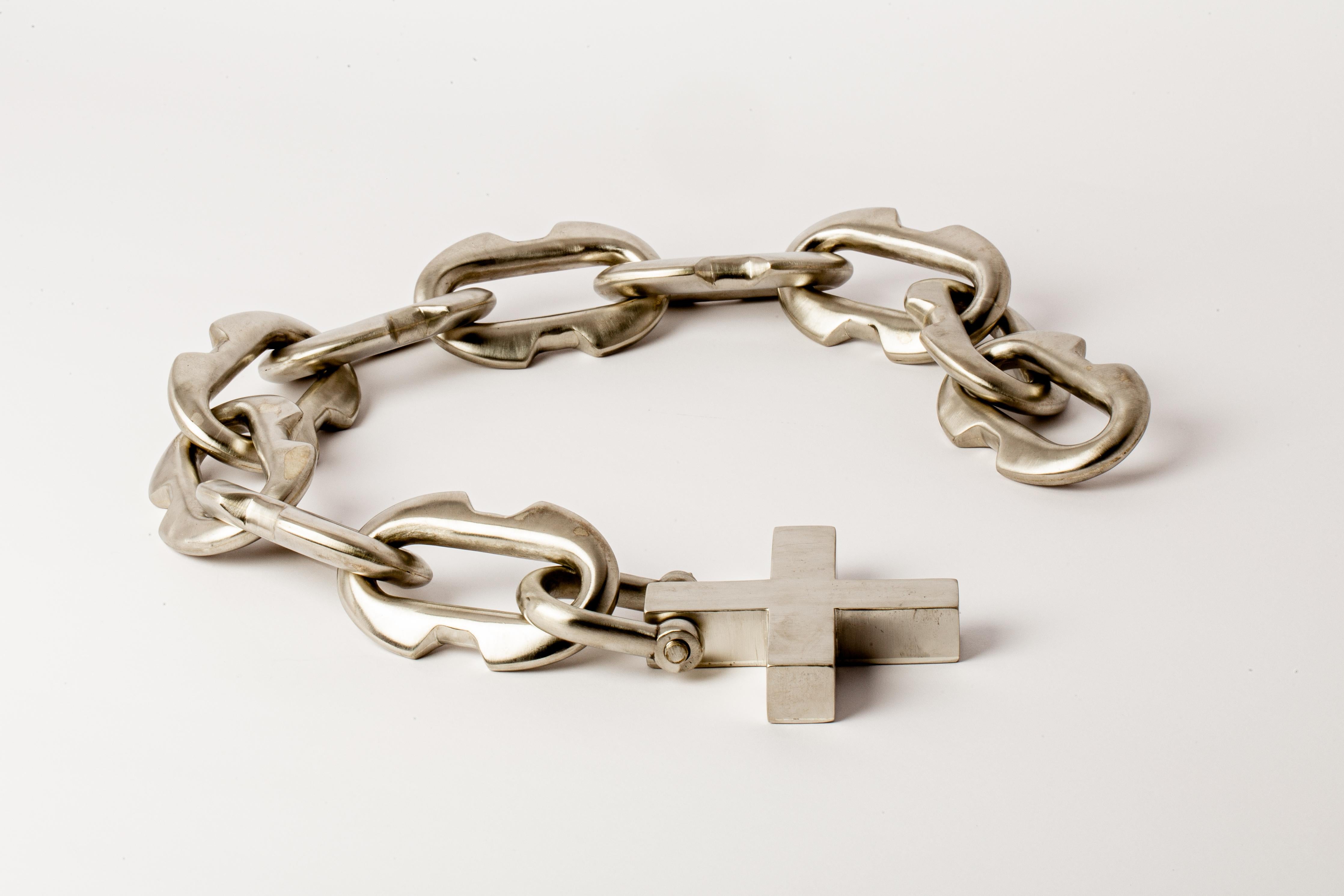 Chain necklace in bronze.
Chain link size (L × H): 70 mm × 43 mm
Chain length: 550 mm
Plus height: 72 mm
U-bolt (H × W): 42 mm × 33 mm
