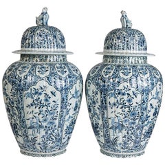 Paire de pots à gingembre massifs en bleu et blanc de Delft:: fin XIXe-début XXe siècle
