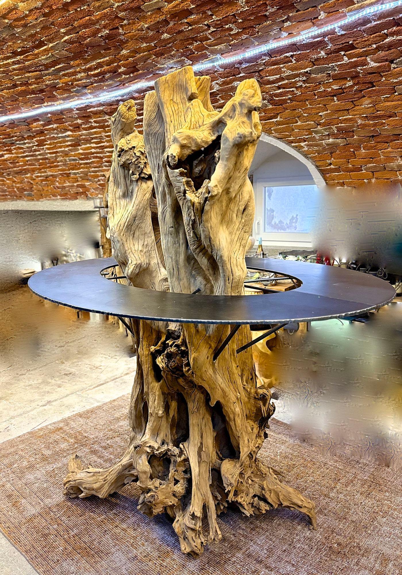 Barra de madera de raíz de deriva de aspecto absolutamente excepcional, hecha de una pieza maciza que ha sido moldeada de forma natural a lo largo de muchos años en el mar, alrededor de la hermosa isla de Java, en Indonesia. Diseñada por un artista