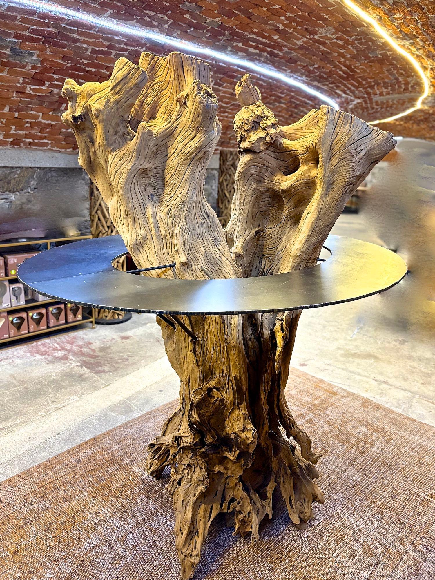 Barra seca/bar de pie de madera maciza con mostrador de acero, moderno y orgánico Tallado a mano en venta