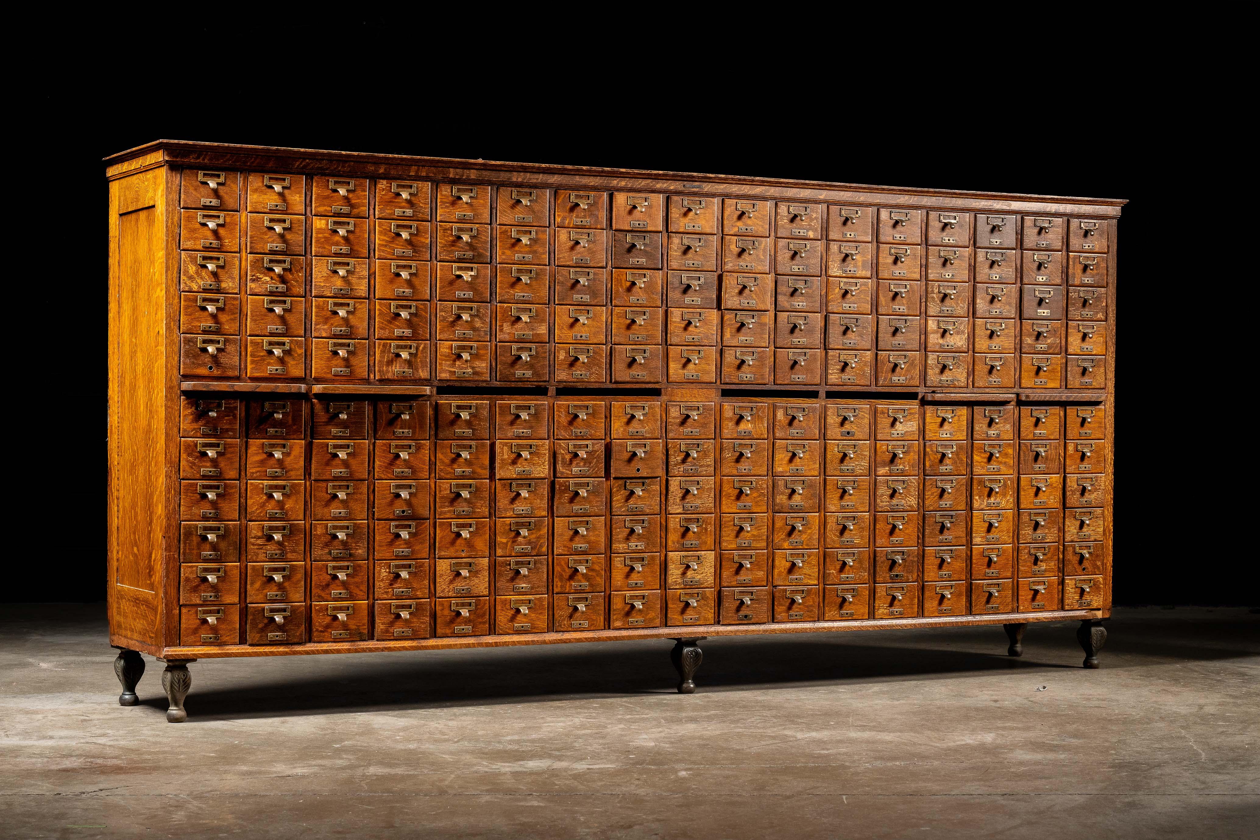 c. 1920er Jahre; Bibliotheksbüro - Boston, MA

Antiker Ahorn-Kartenkatalog.

Dieses auffällige und extravagante Stück wurde von Library Bureau of Boston hergestellt, dem einst führenden Hersteller von Bibliotheksmöbeln und -zubehör. Es verfügt über