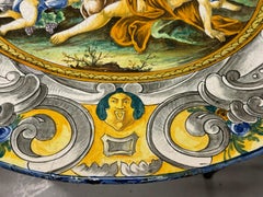 Massiver italienischer Majolikateller mit Bacchanal-Szene aus dem frühen 20.