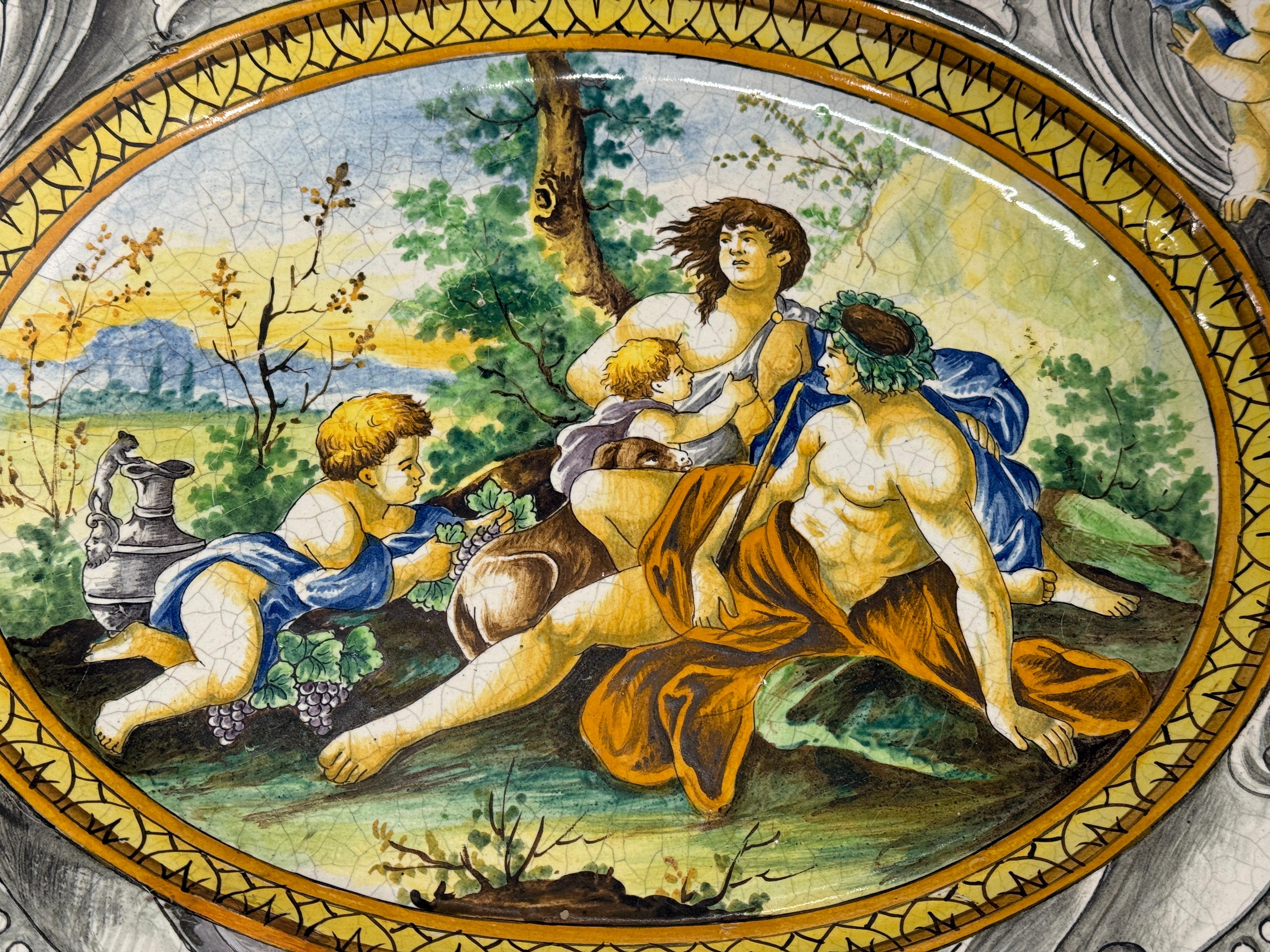 Fait main Grand plat en majolique italienne du début du 20e siècle avec scène bacchanale en vente