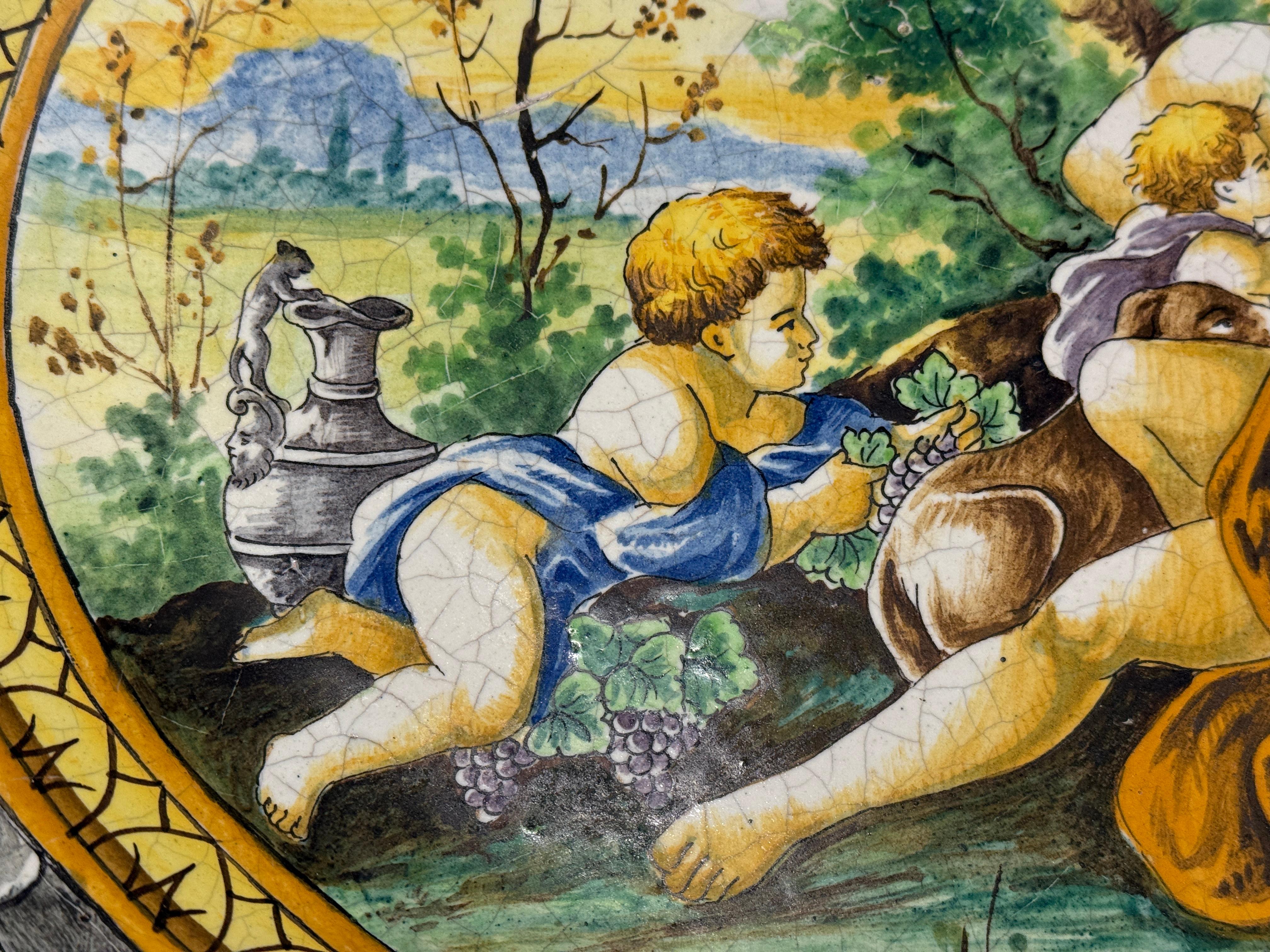 Grand plat en majolique italienne du début du 20e siècle avec scène bacchanale en vente 2