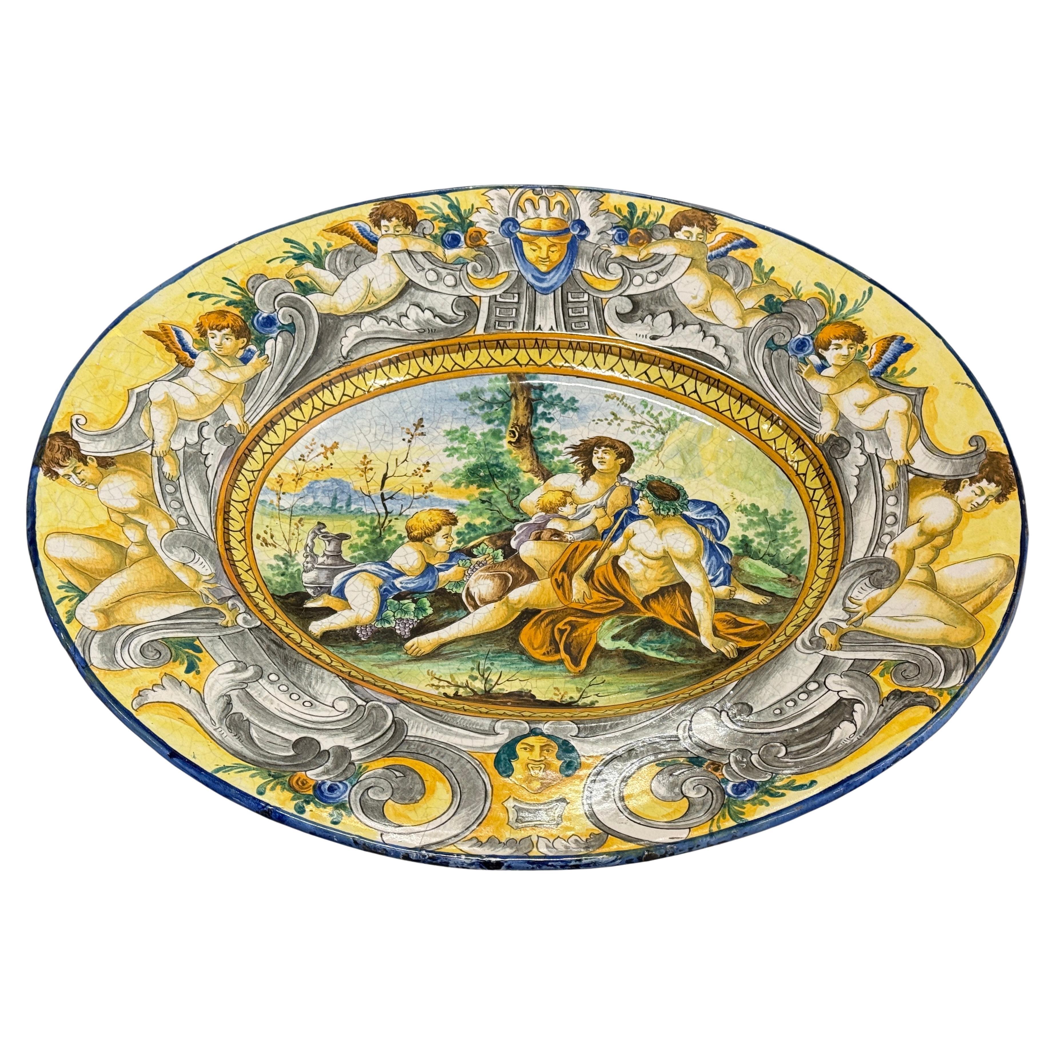 Grand plat en majolique italienne du début du 20e siècle avec scène bacchanale