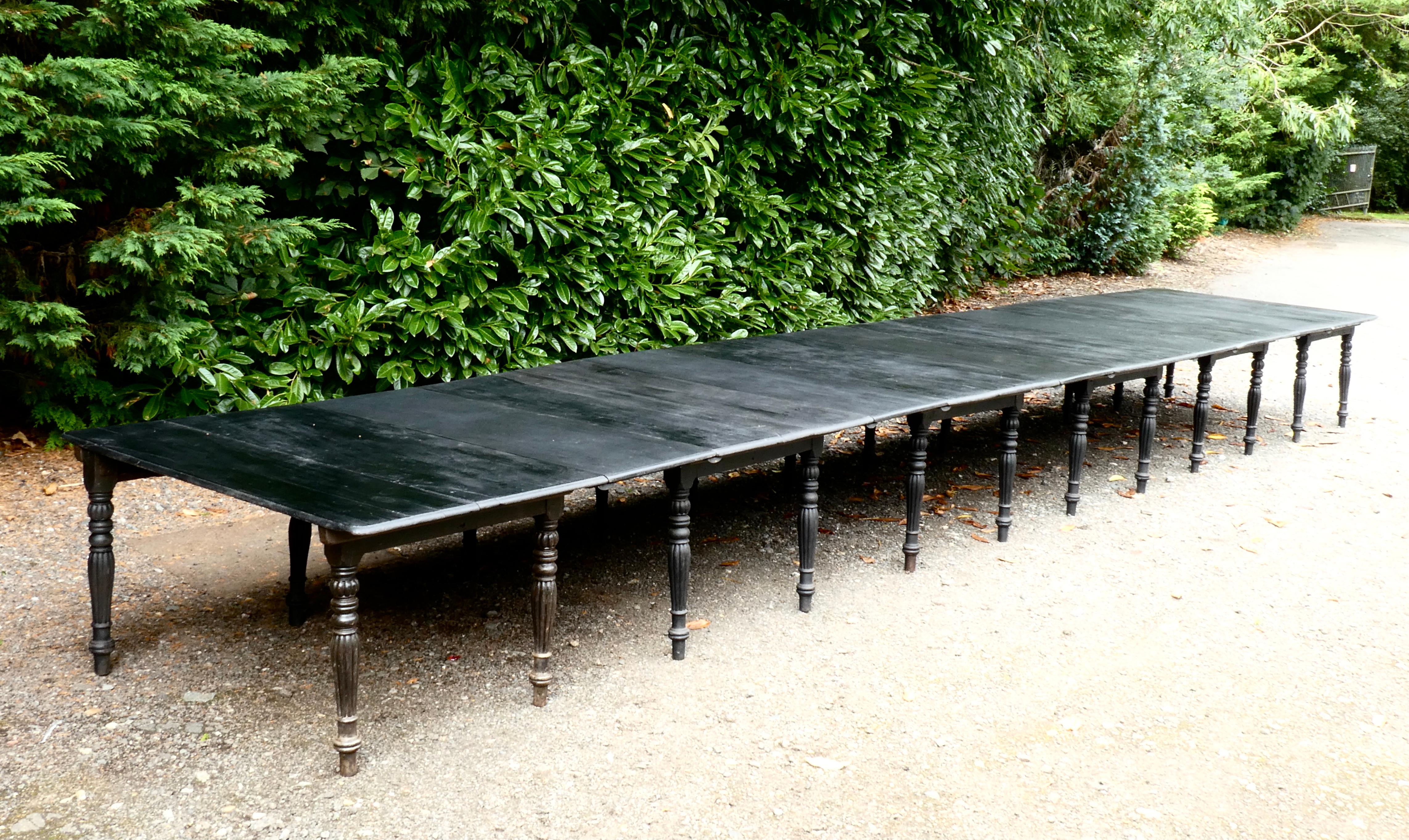 Massive table à manger/banquet royale indienne provenant de la collection de Sayajirao Gaekwad III, le Maharaja de Baroda. 

Fabriqué en bois de jacquier massif d'ébène. 

Cette magnifique table de festin peut être raccourcie pour être utilisée lors