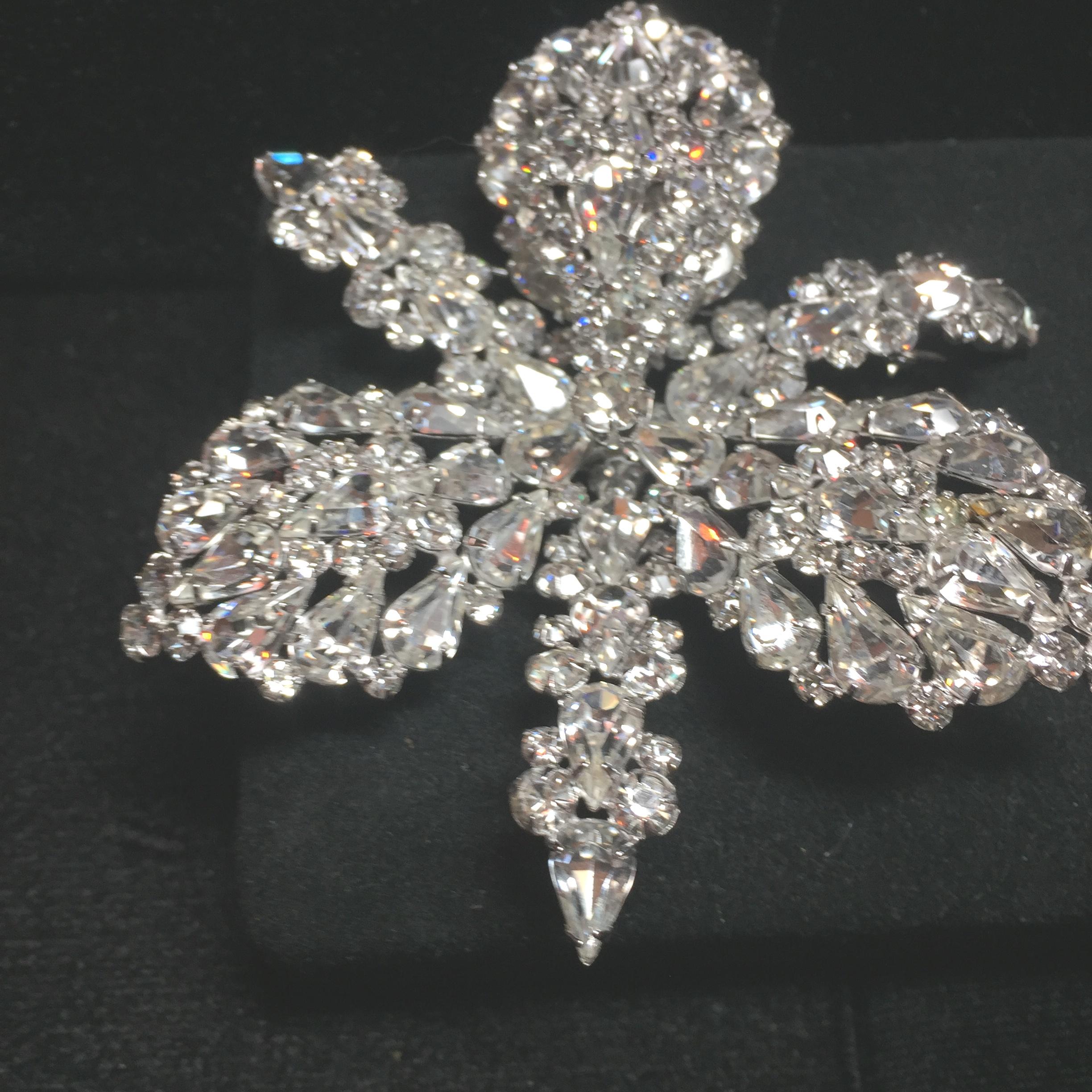 Massive Elsa Schiaparelli Crystal & Rhodium Orchid Brooch & Earrings, 1950s In Excellent Condition For Sale In Burbank, CA