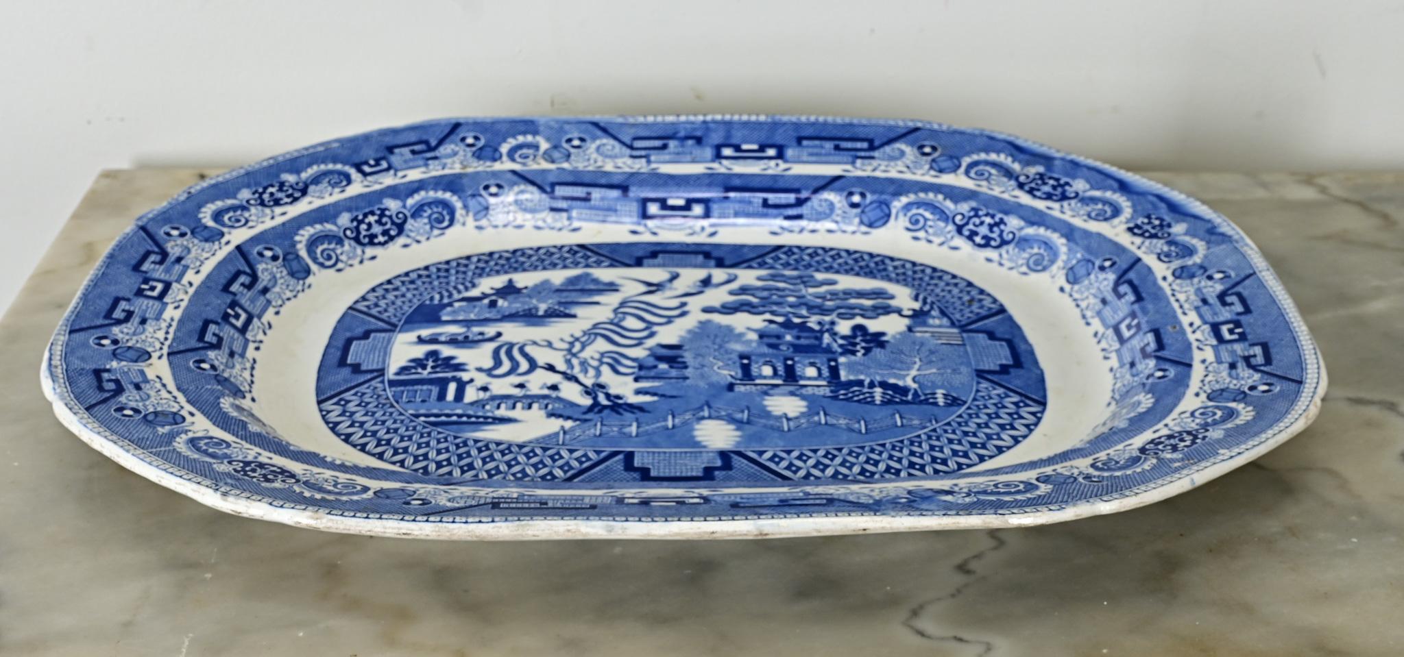 Céramique Massive plateau anglais du 19ème siècle en saule bleu en vente