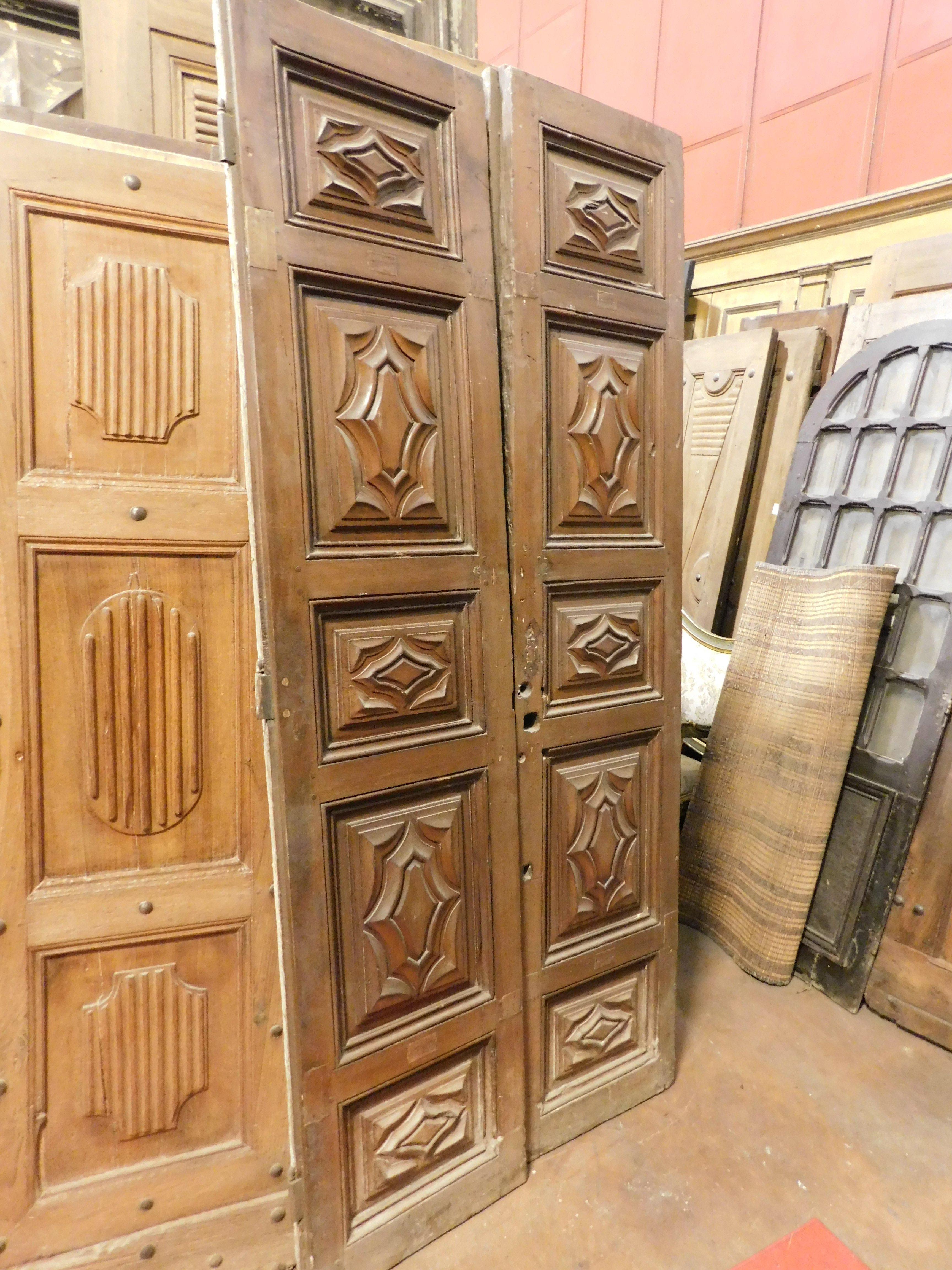 Antique Baroque entrance door, carved in precious solid walnut wood, with two doors and without a frame as it was originally mounted on the wall, with beautiful carved panels with a Baroque theme.
Original and very beautiful, it will embellish any