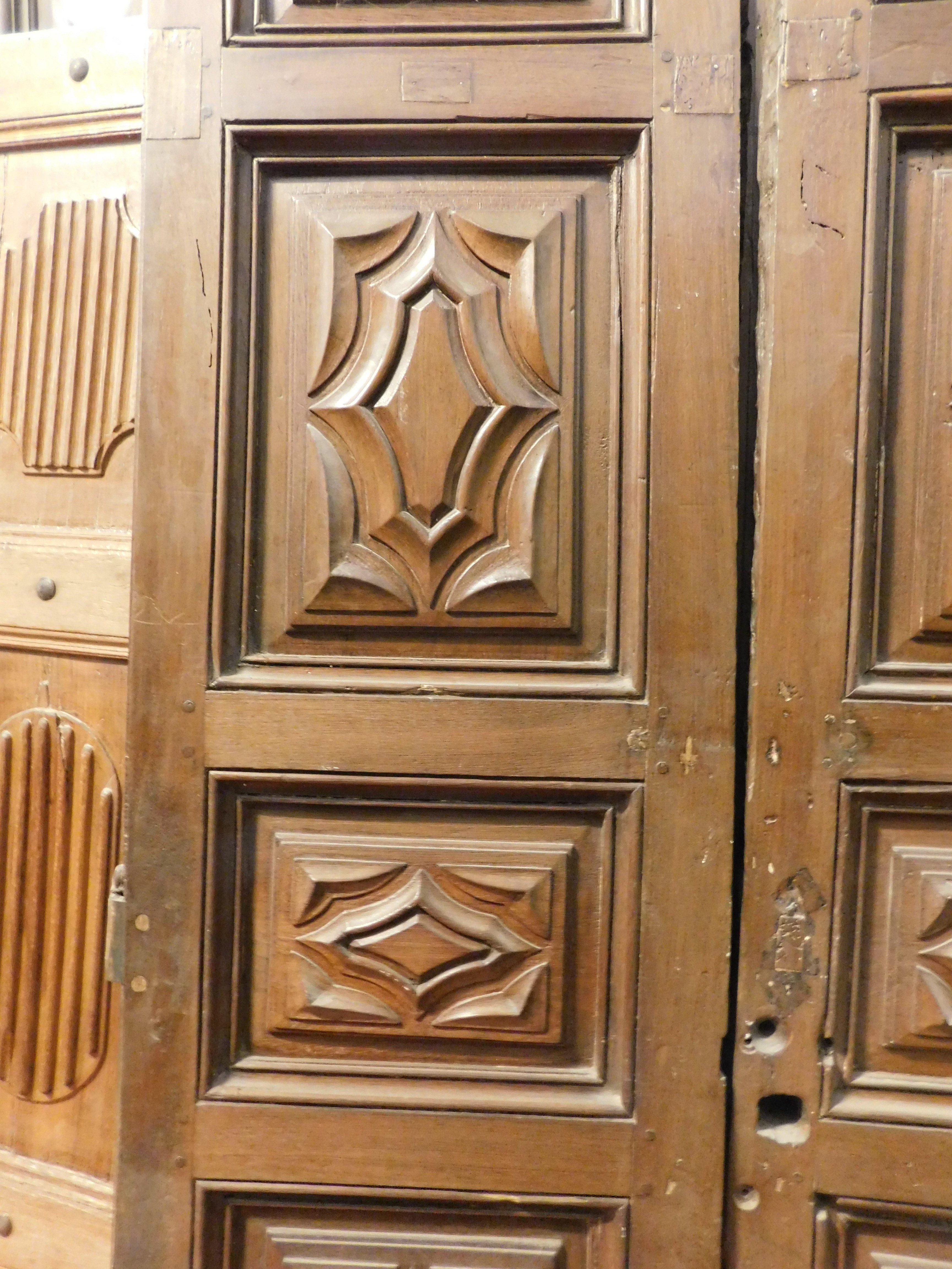 Massive entrance door, carved in walnut wood, Italy In Good Condition For Sale In Cuneo, Italy (CN)