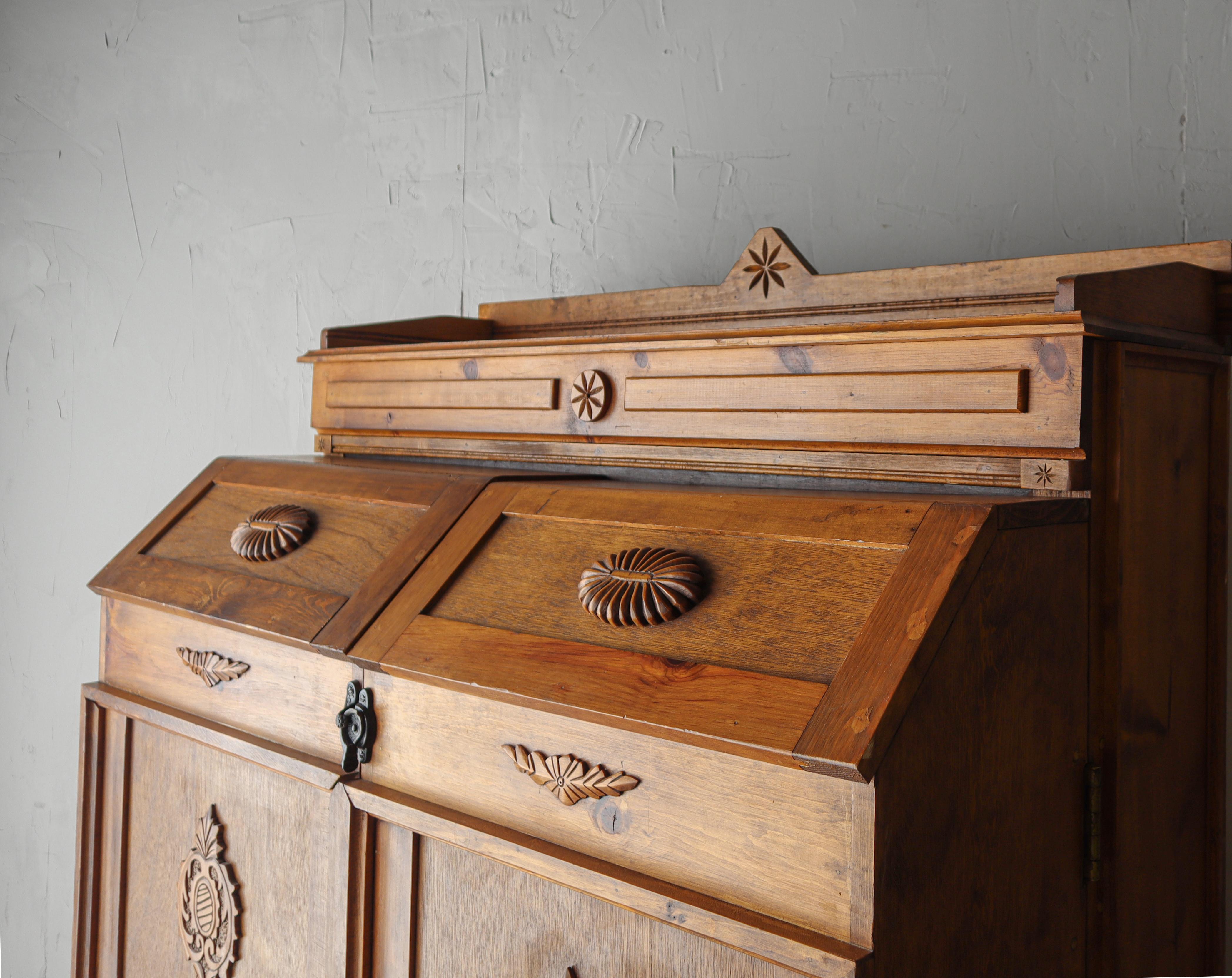 Massiver europäischer antiker Schreibtischschrank im Wollten-Stil im Angebot 2