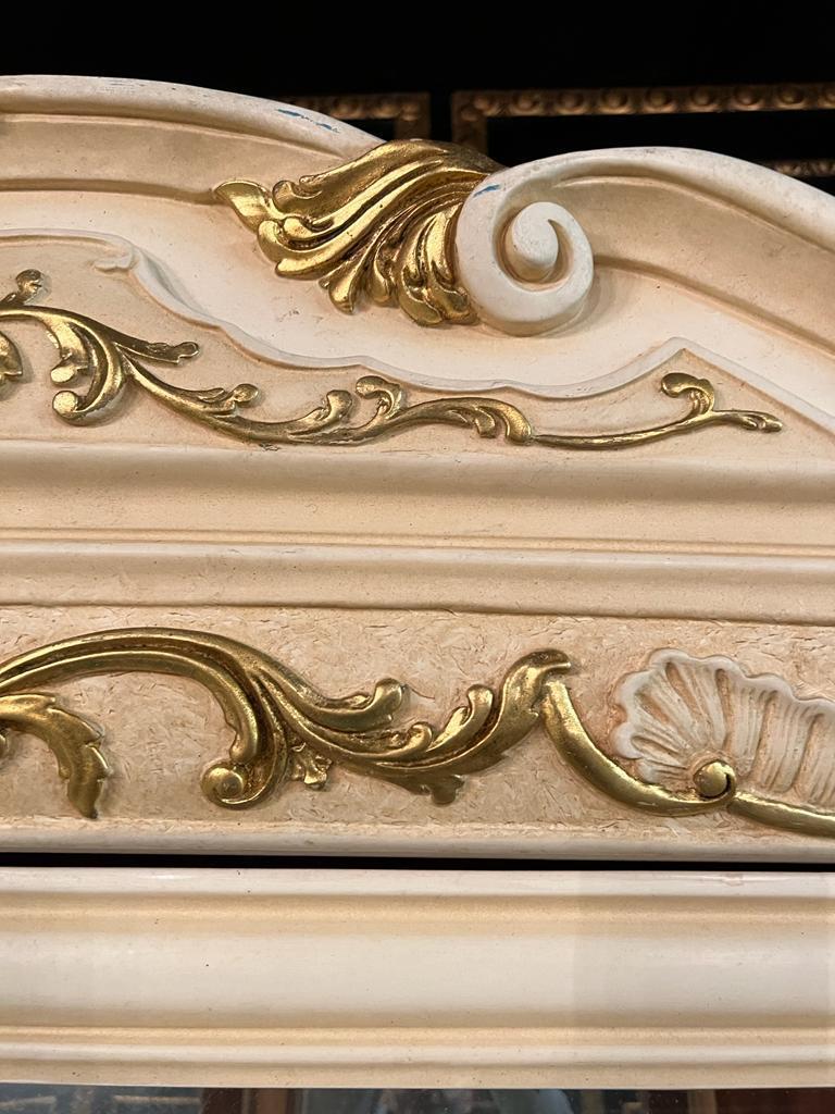 Italiano Massiccia teca finemente intagliata in stile antico Louis Quince in legno di faggio in vendita