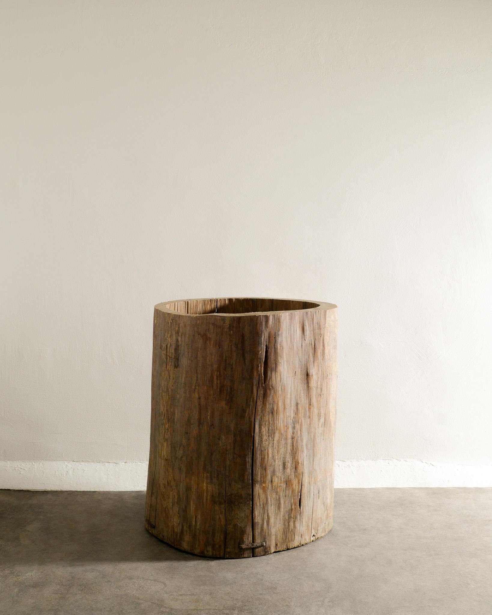 Rare and beautiful French antique hollowed out tree trunk wooden planter in a brutalist and wabi sabi style. Good and charmy condition with some old repairs. 

Dimensions: H: 86 cm / 34