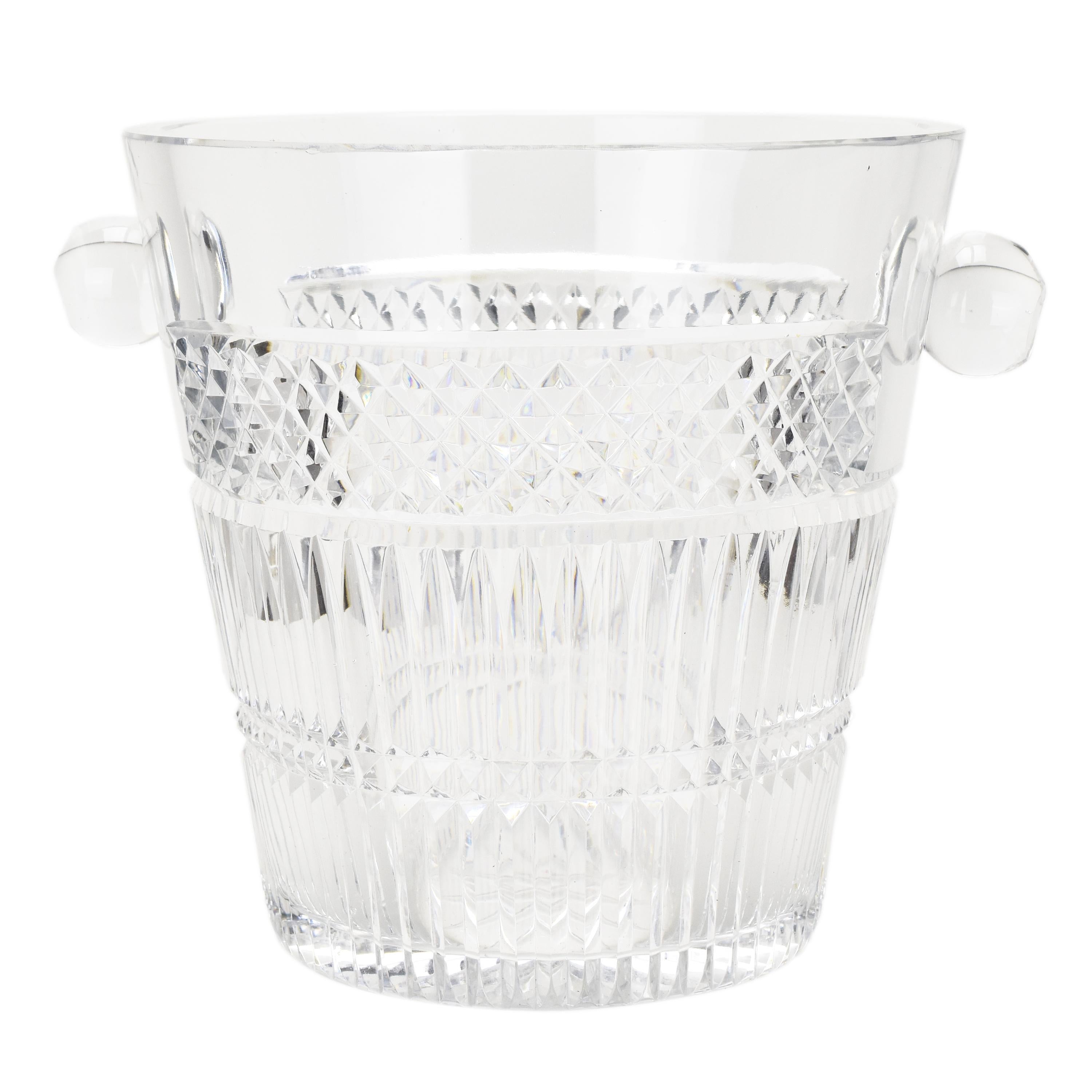 A large and heavy clear Art Deco cut full lead crystal champagne bucket made in the 1930s, possibly by renowned French glassmaker Baccarat. This champaign cooler is a rea masterpiece of craftsmanship and has a beautiful clear design. 

The champagne