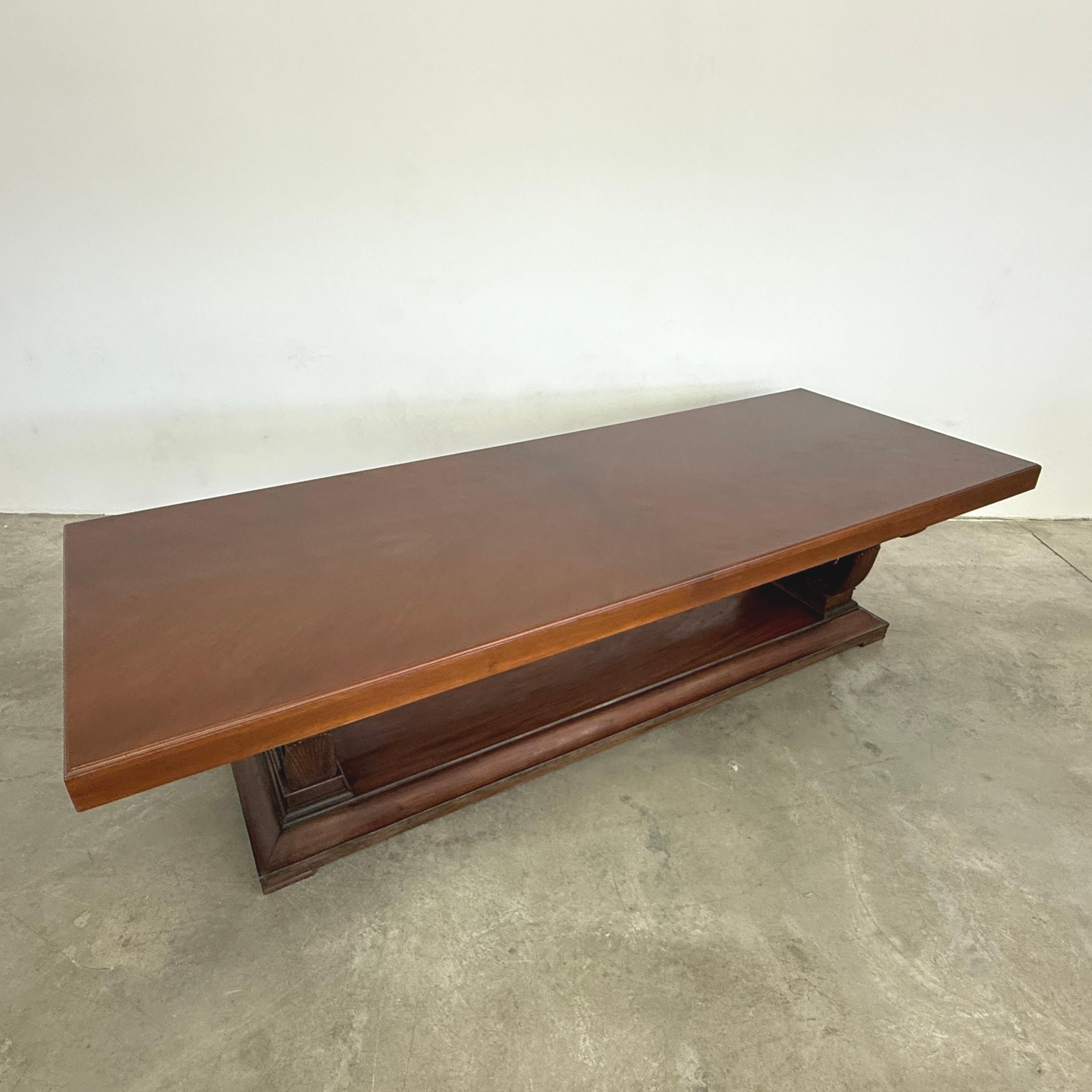 Massiver französischer Art Deco Esstisch aus Nussbaumholz (Art déco) im Angebot