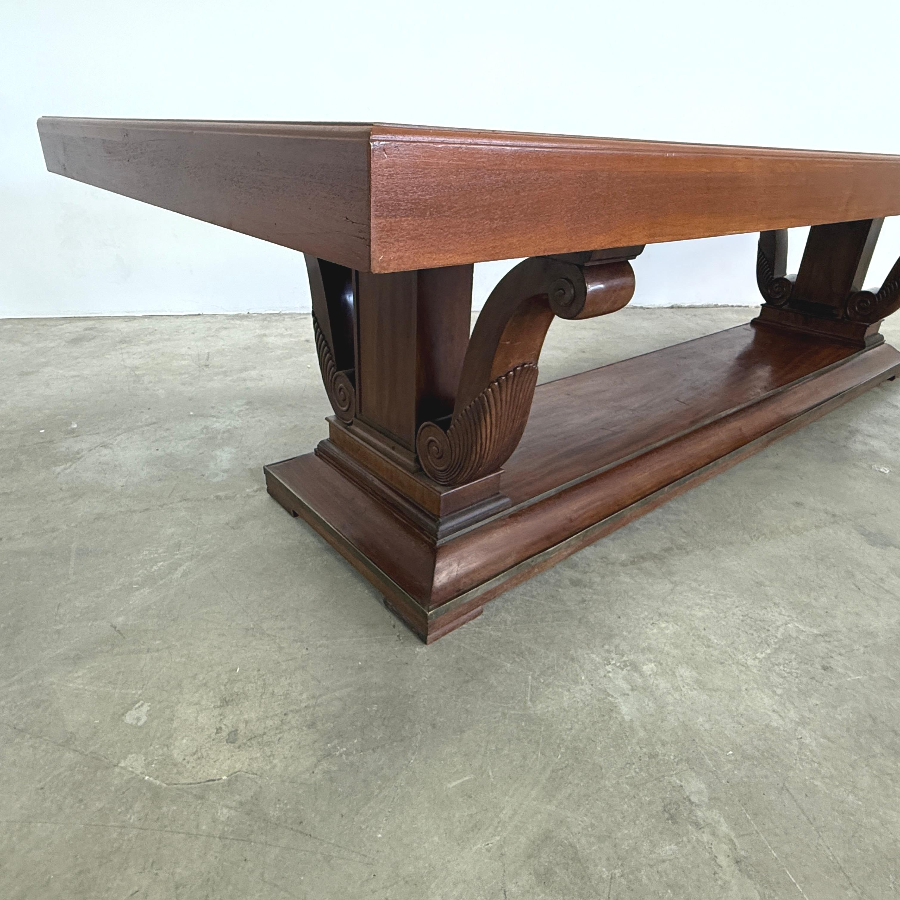 Massiver französischer Art Deco Esstisch aus Nussbaumholz (Französisch) im Angebot