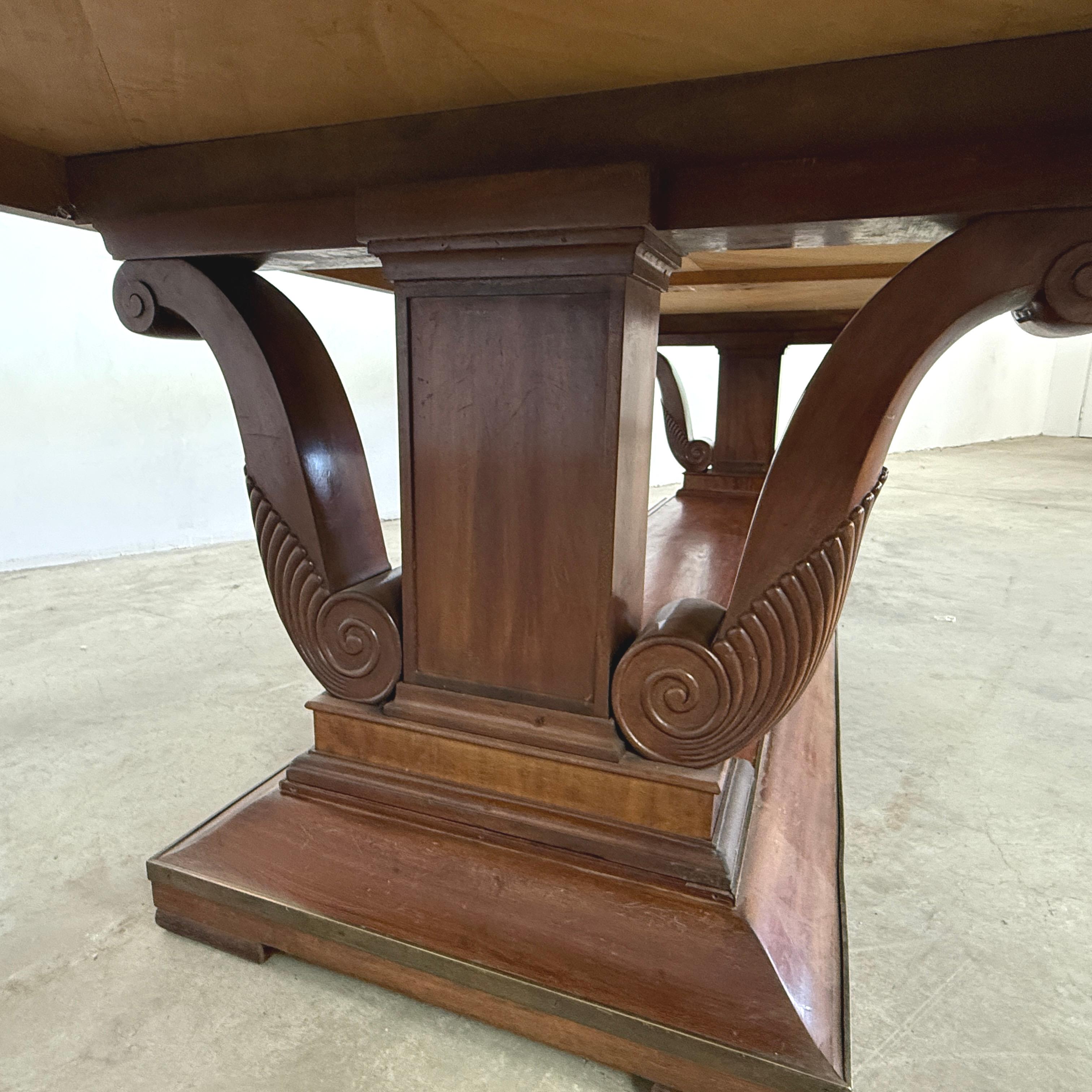 Massiver französischer Art Deco Esstisch aus Nussbaumholz (Walnuss) im Angebot