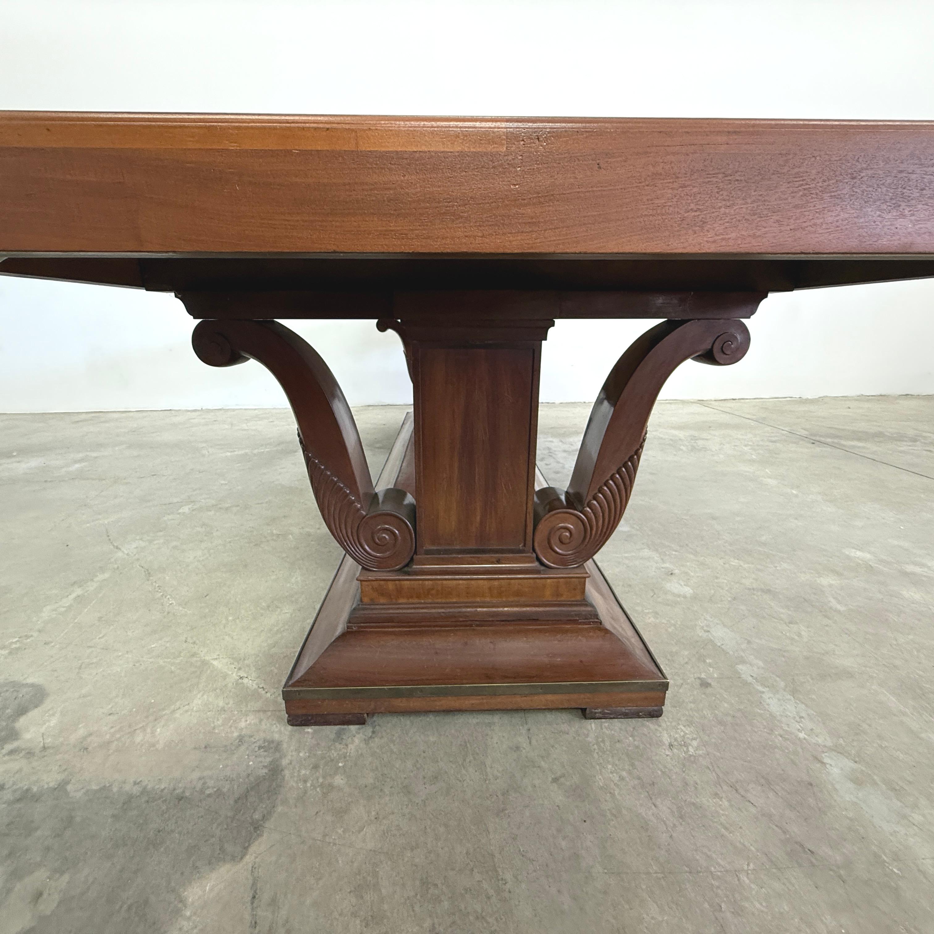 Massiver französischer Art Deco Esstisch aus Nussbaumholz im Angebot 1