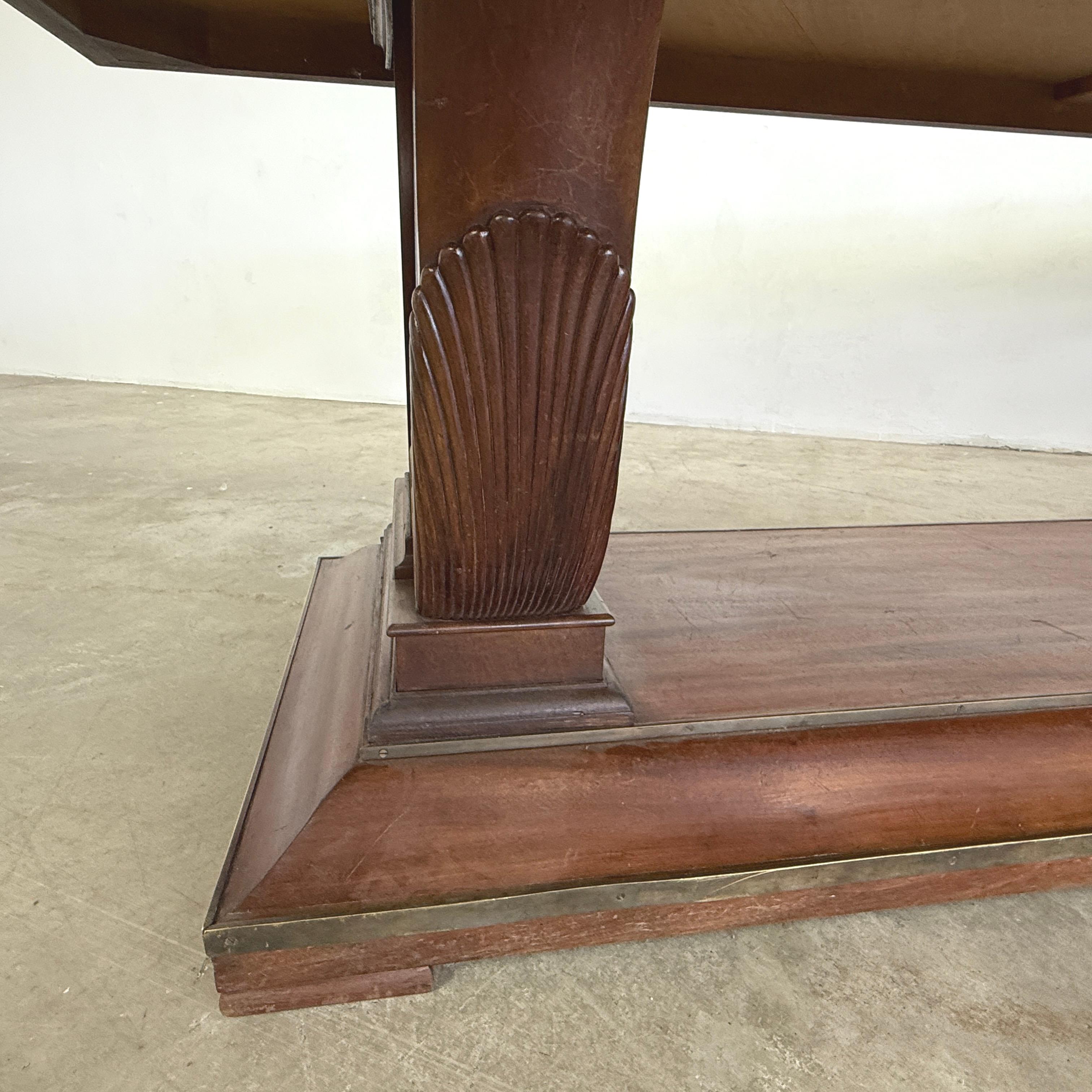 Massiver französischer Art Deco Esstisch aus Nussbaumholz im Angebot 2