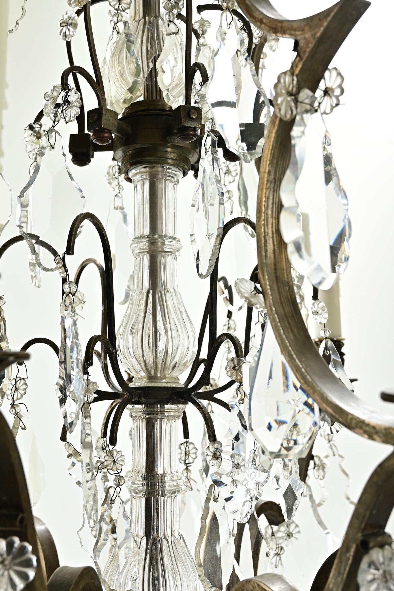 Lustre massif en laiton et cristal en vente 2