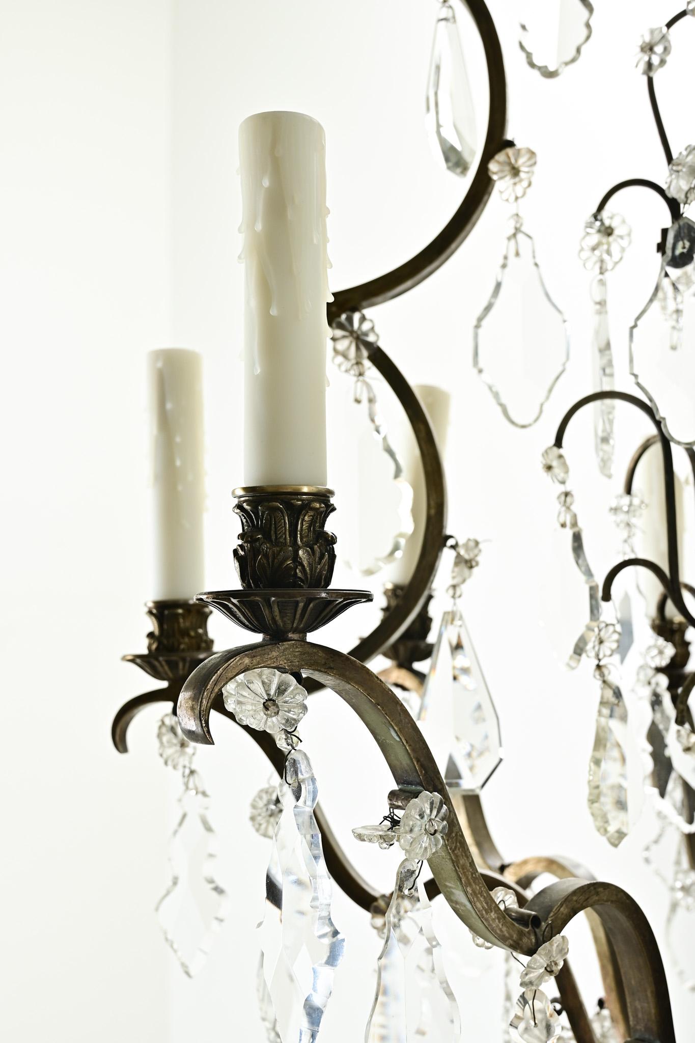 Lustre massif en laiton et cristal en vente 3