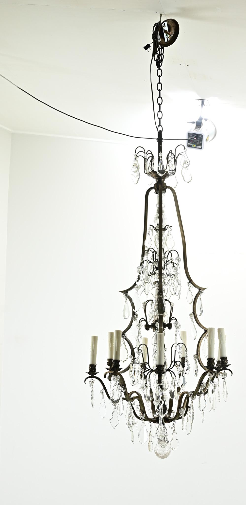 Lustre massif en laiton et cristal en vente 5
