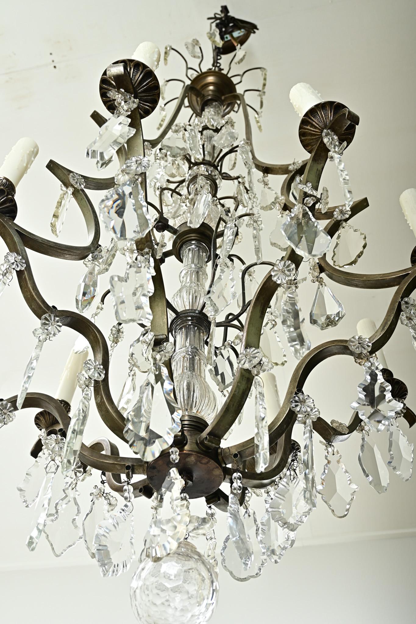 Lustre massif en laiton et cristal en vente 7