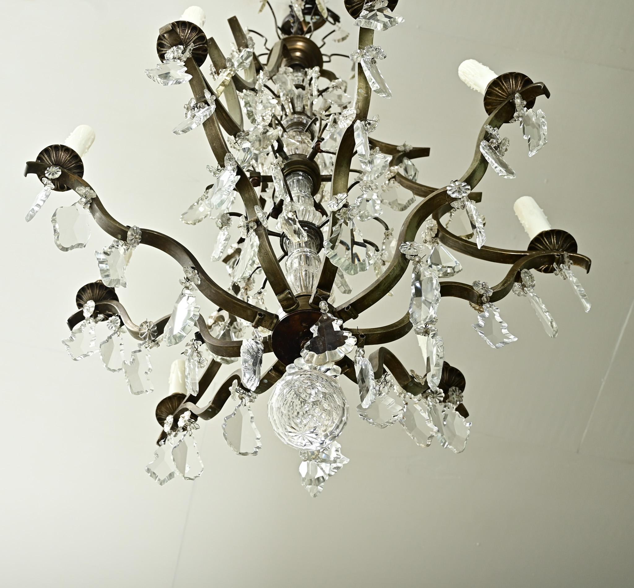 Lustre massif en laiton et cristal en vente 8