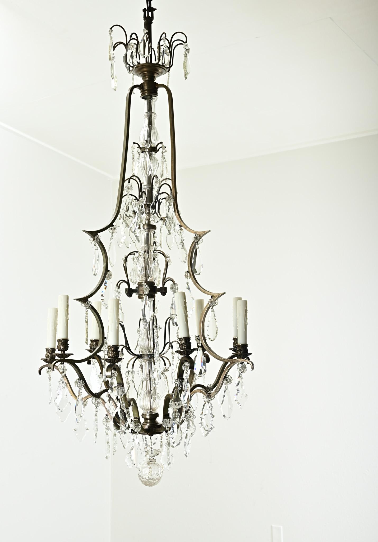 Français Lustre massif en laiton et cristal en vente