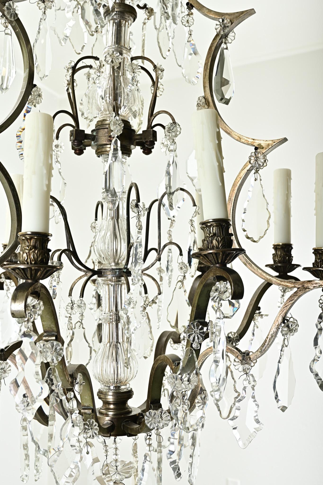 Buriné Lustre massif en laiton et cristal en vente